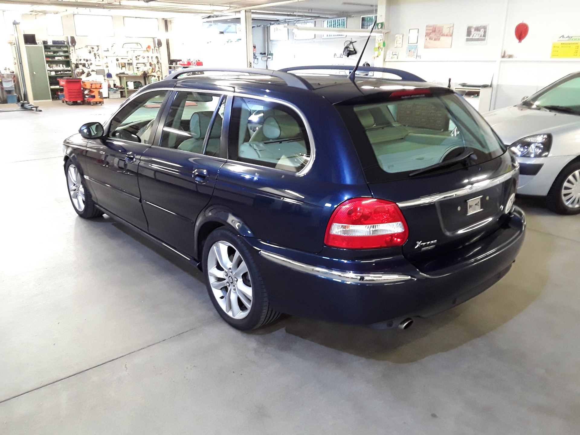 JAGUAR X-Type Estate 2.5 V6 Traction4 Sov. Anniv. Pack Autom.-image-1