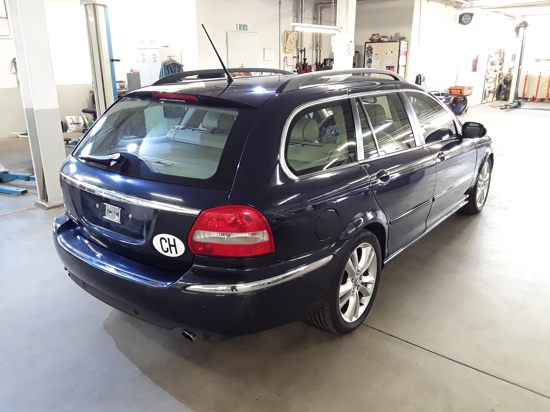 JAGUAR X-Type Estate 2.5 V6 Traction4 Sov. Anniv. Pack Autom.-image-2