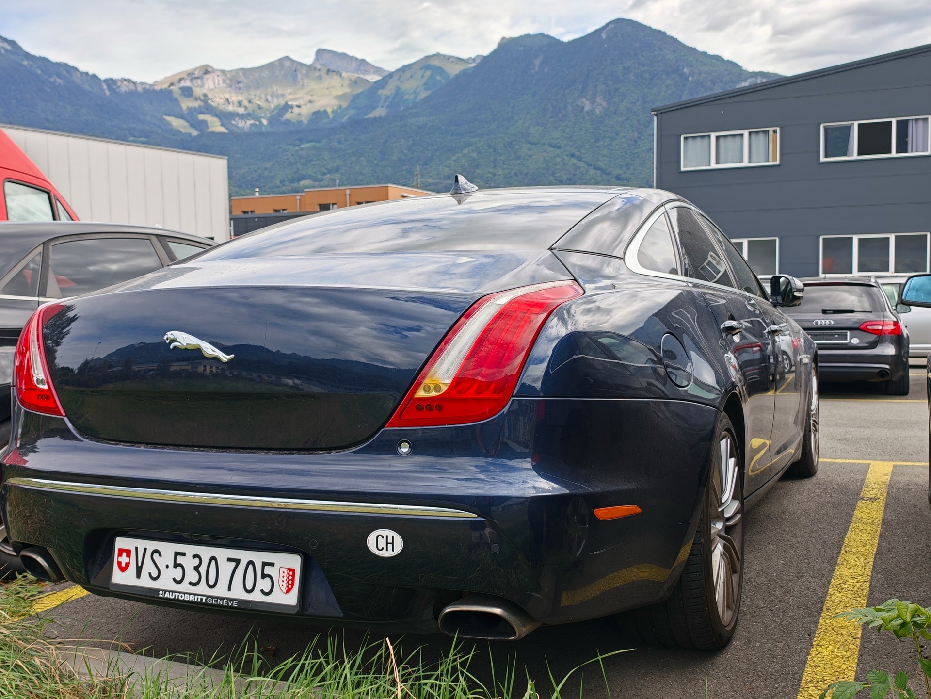 JAGUAR XJ 3.0 V6 S/C Premium Luxury Automatic AWD-showroom-element-3