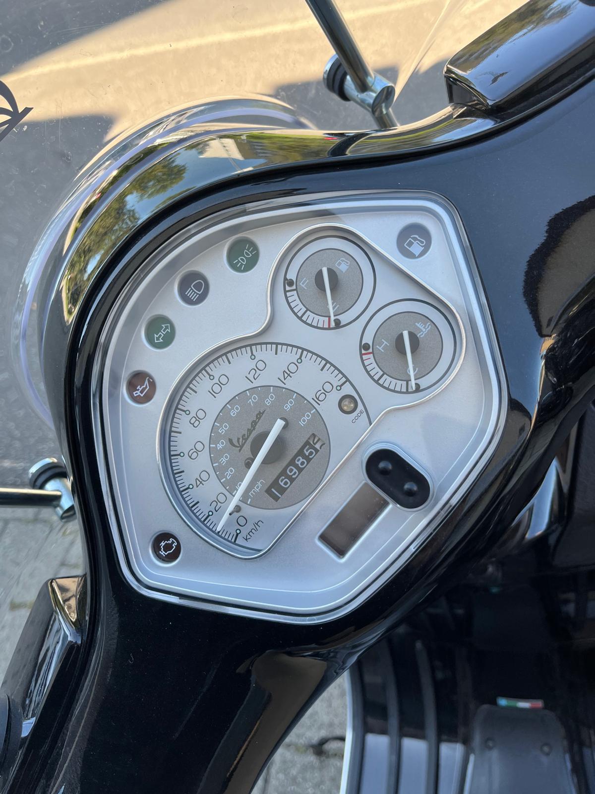 PIAGGIO Vespa GTS Super 300 i.e - GRATIS LIEFERUNG*-image-4