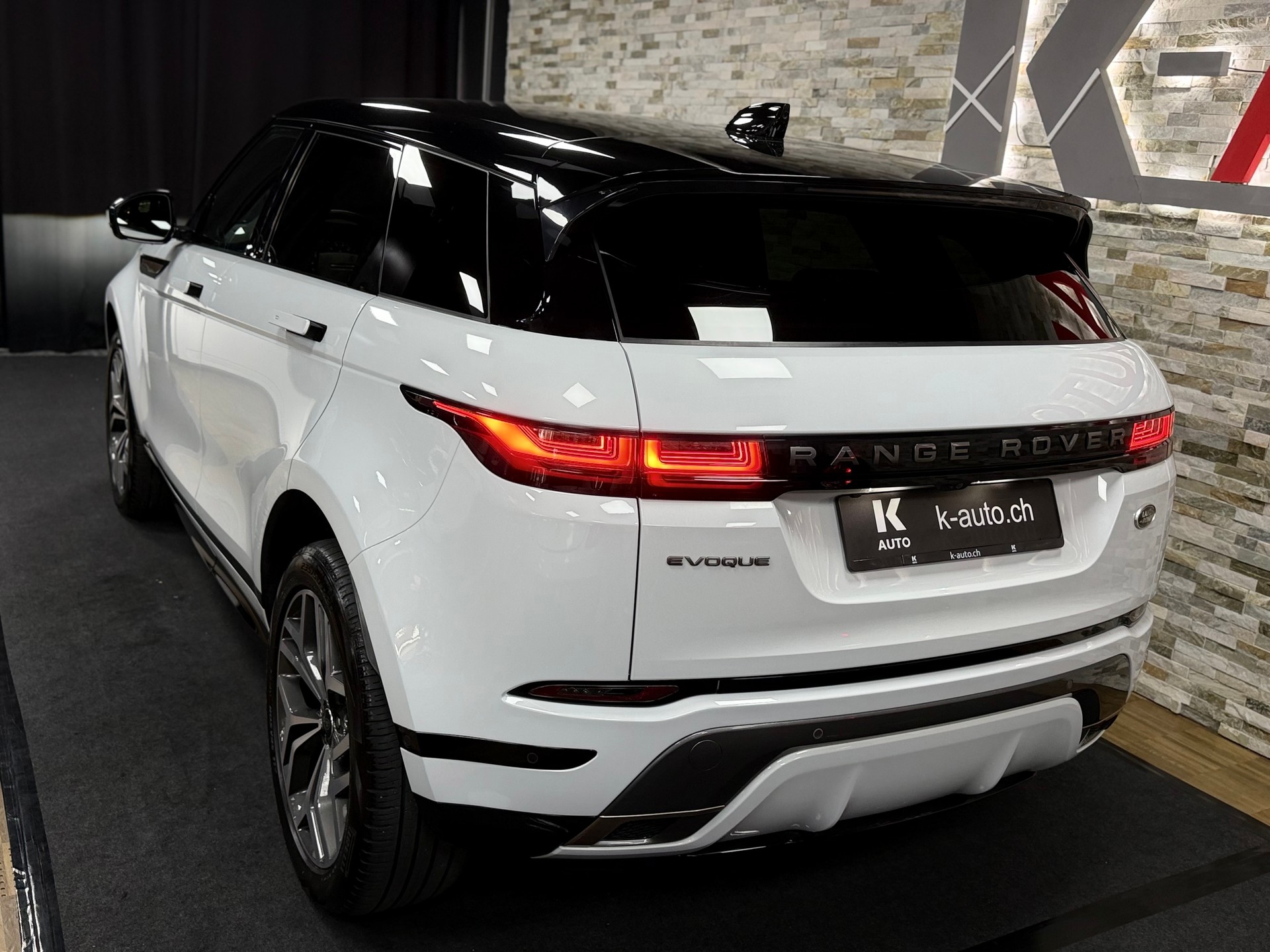 LAND ROVER Range Rover Evoque R-Dyn First Edi P 250 HSE AT9-showroom-element-2