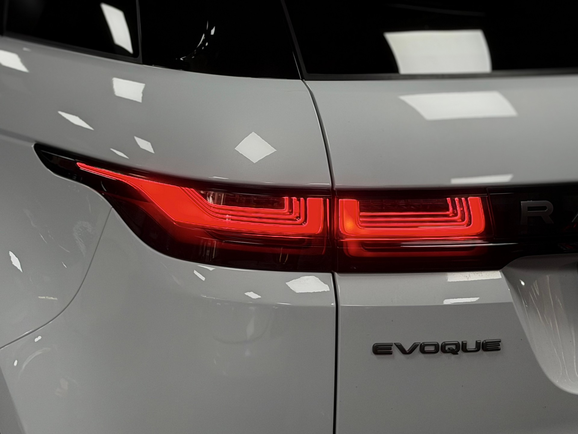 LAND ROVER Range Rover Evoque R-Dyn First Edi P 250 HSE AT9-image-8
