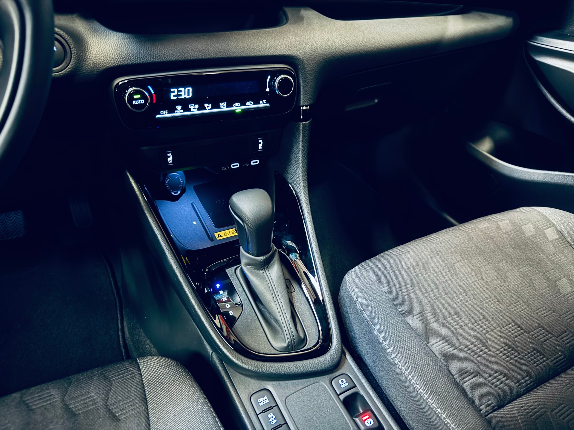 TOYOTA Yaris 1.5 Trend e-CVT-image-10