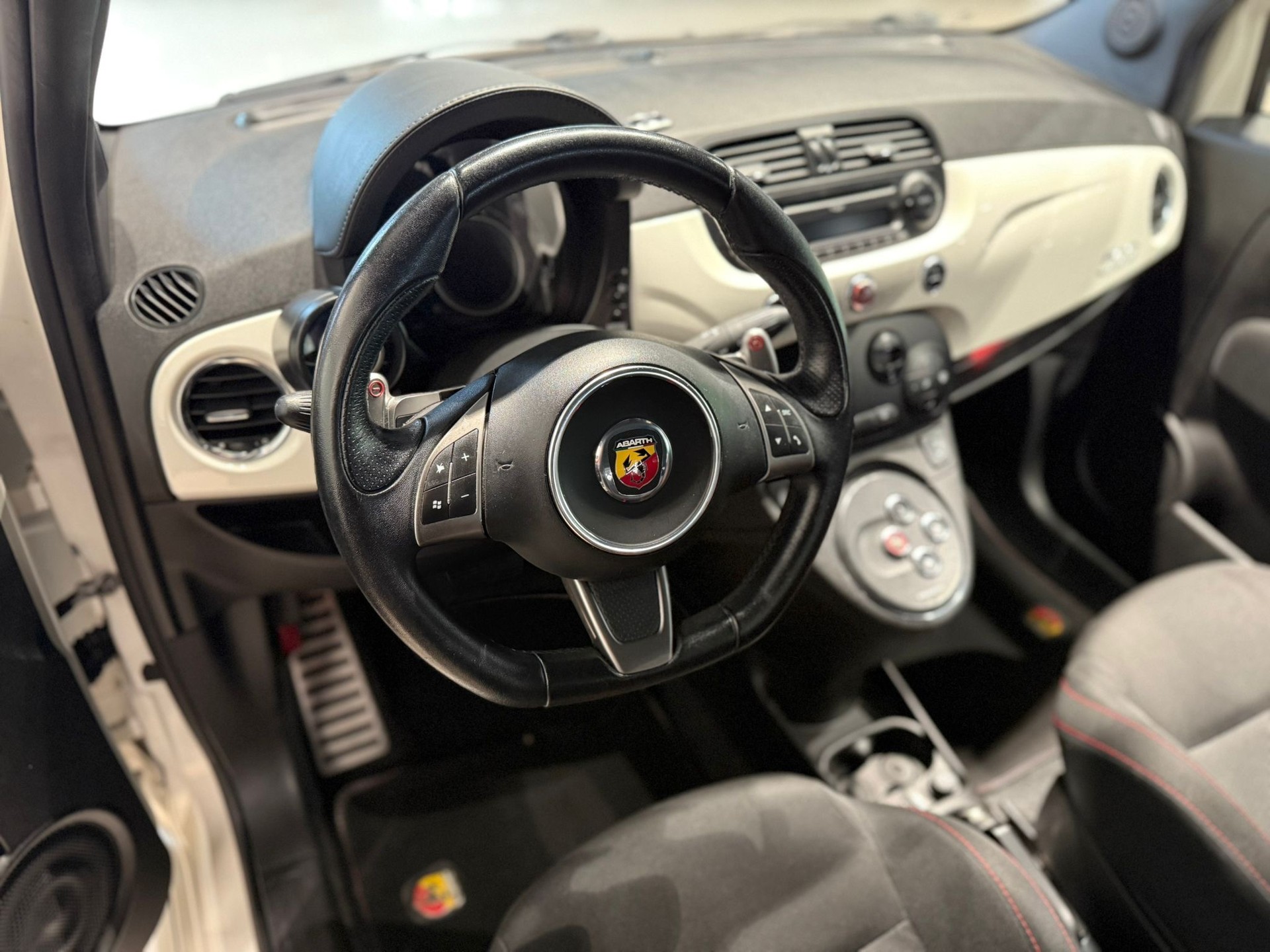FIAT 500 1.4 16V Turbo Abarth Dualogic-image-8