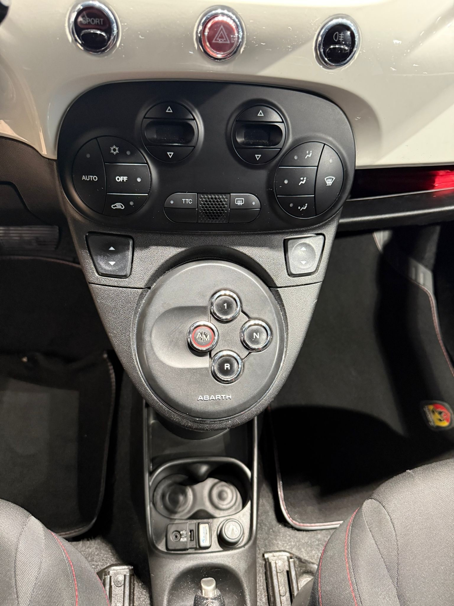 FIAT 500 1.4 16V Turbo Abarth Dualogic-image-11