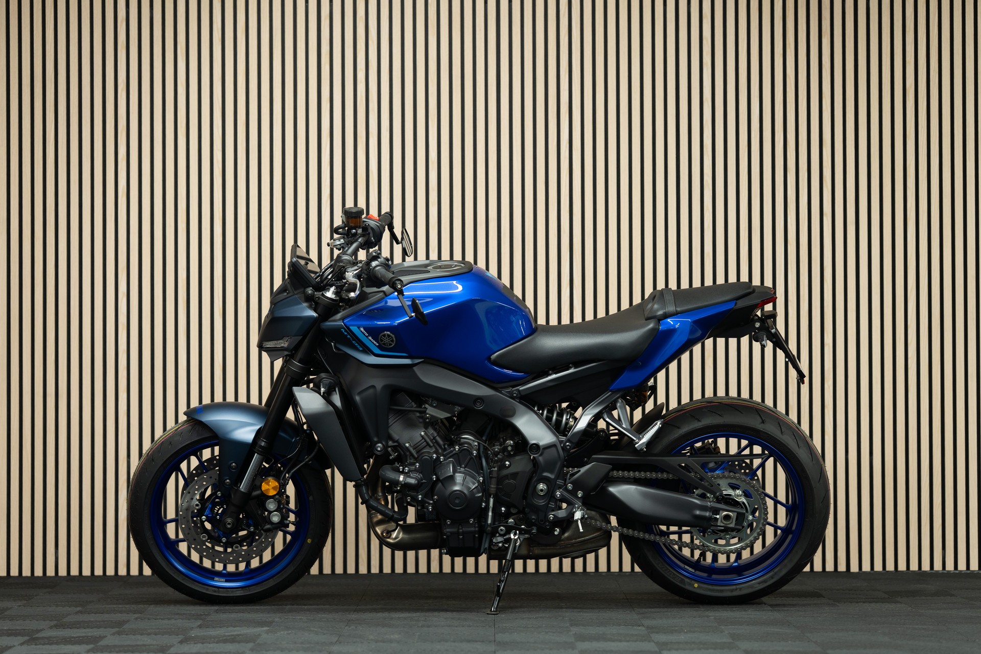 YAMAHA MT-09 35 kW mit Kurzheck und Lenkerendspiegeln-image-1