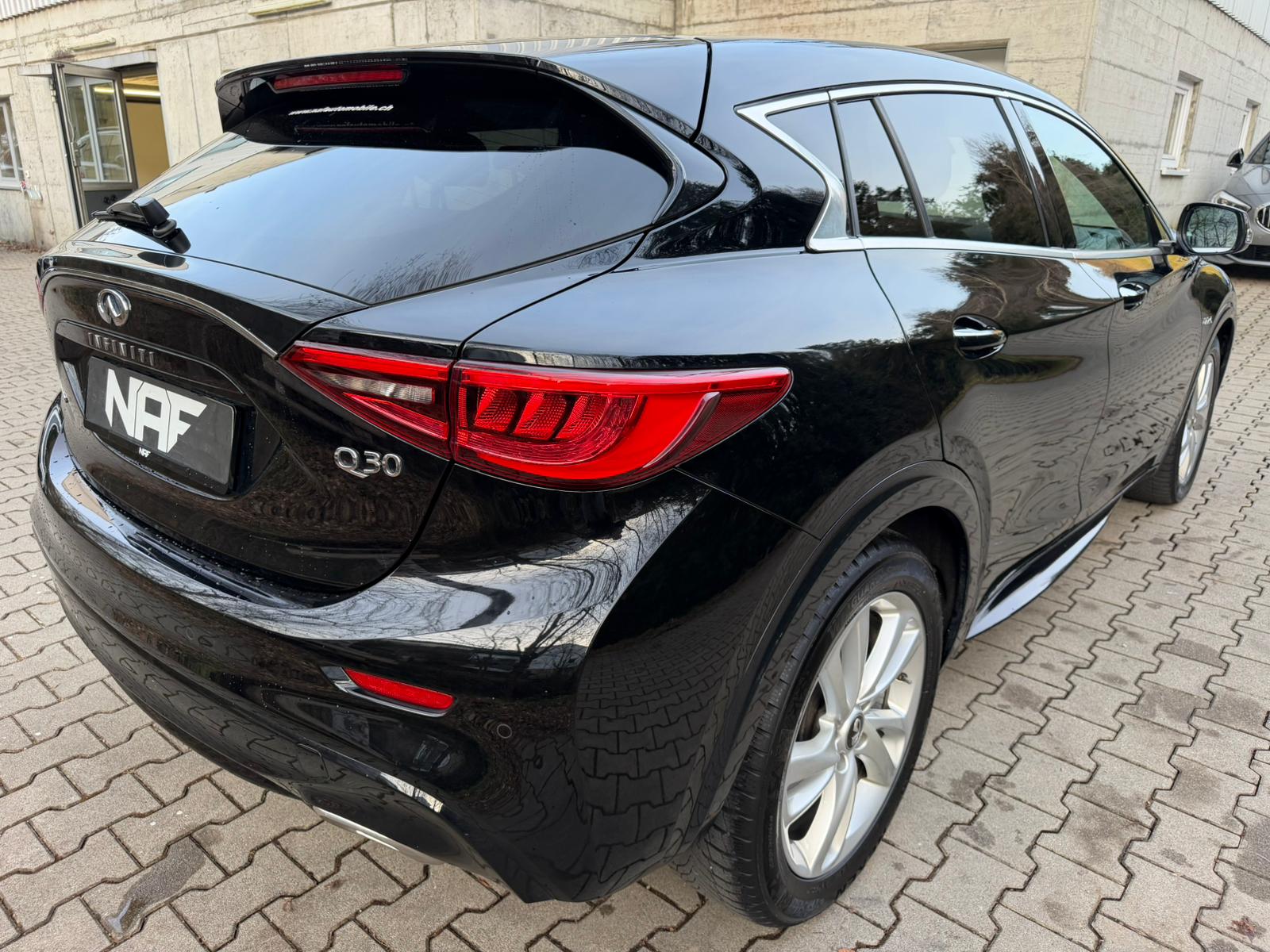 INFINITI Q30 2.2d Premium AWD DCT-image-4
