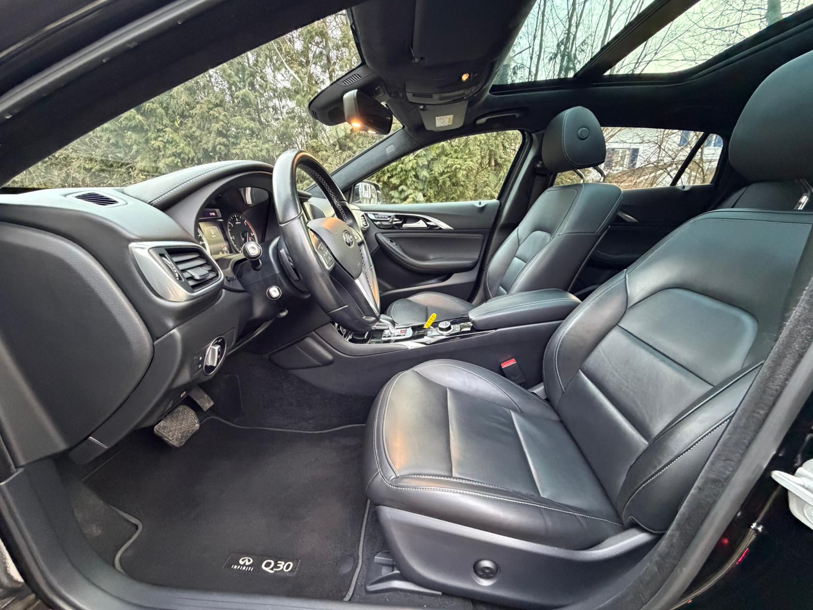INFINITI Q30 2.2d Premium AWD DCT-image-9