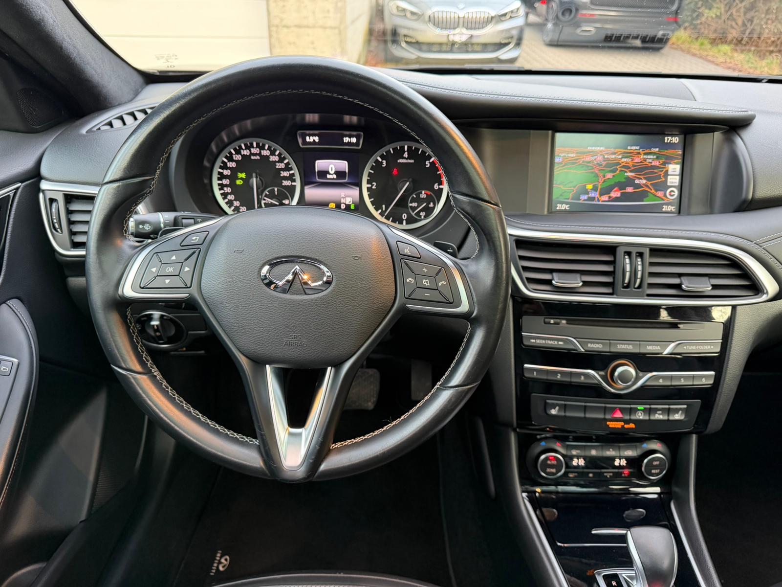 INFINITI Q30 2.2d Premium AWD DCT-image-18