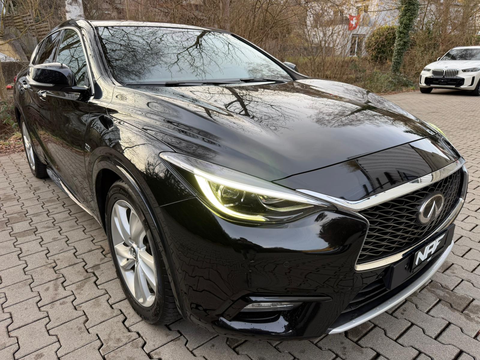 INFINITI Q30 2.2d Premium AWD DCT-image-6