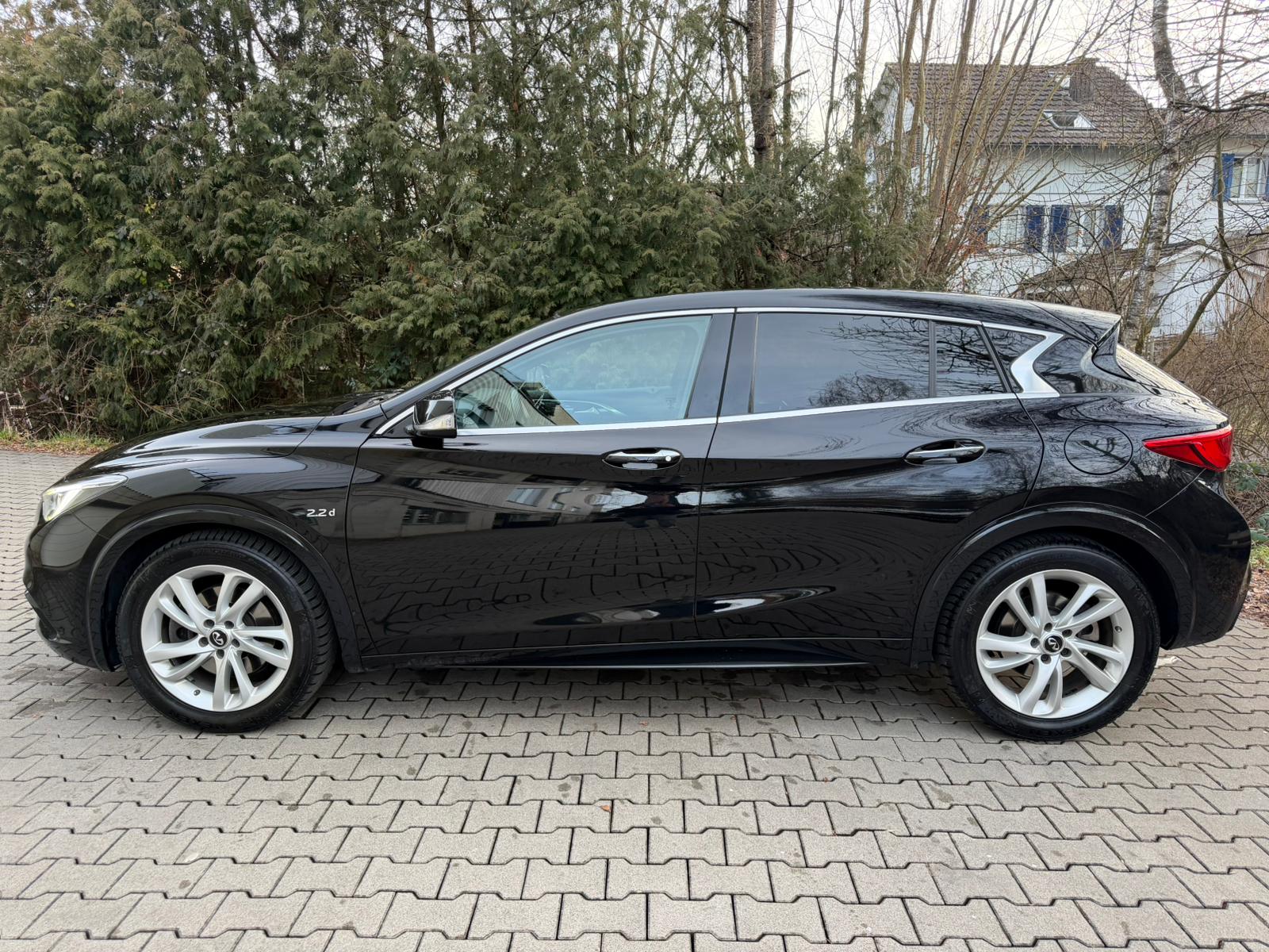 INFINITI Q30 2.2d Premium AWD DCT-showroom-element-1
