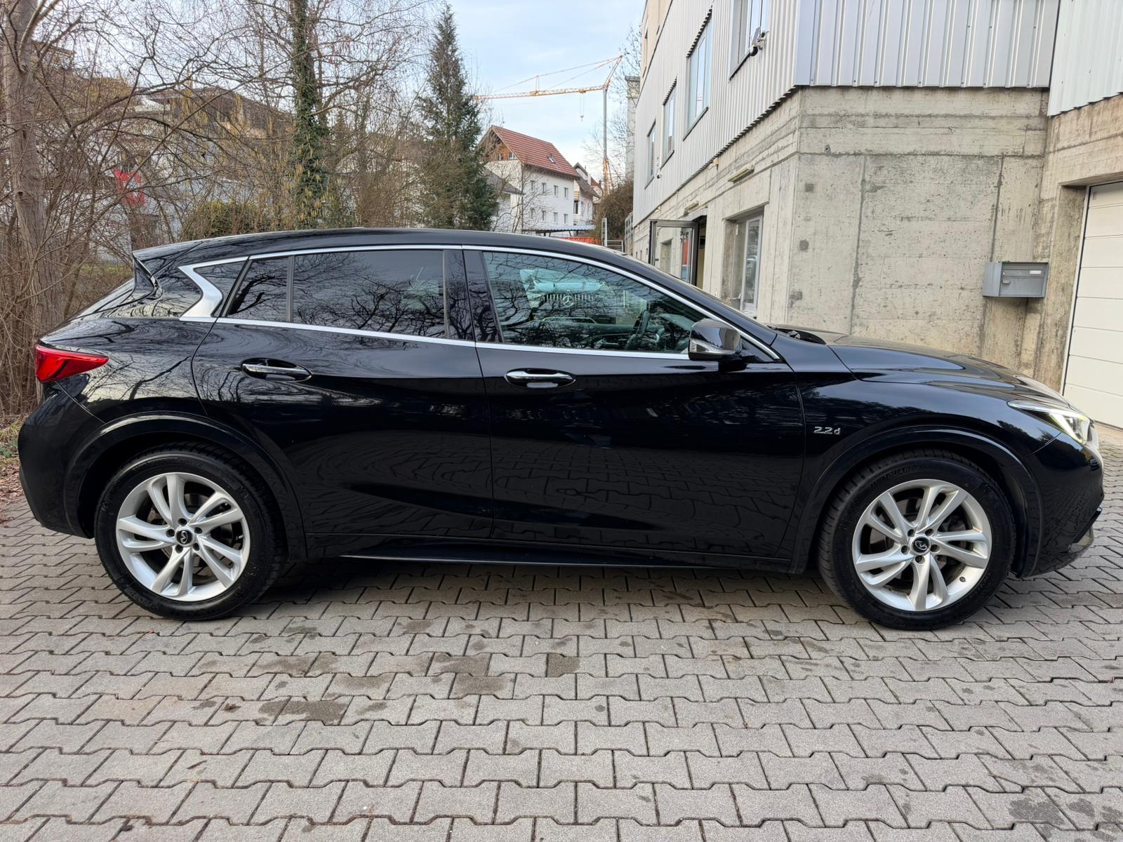 INFINITI Q30 2.2d Premium AWD DCT-image-5