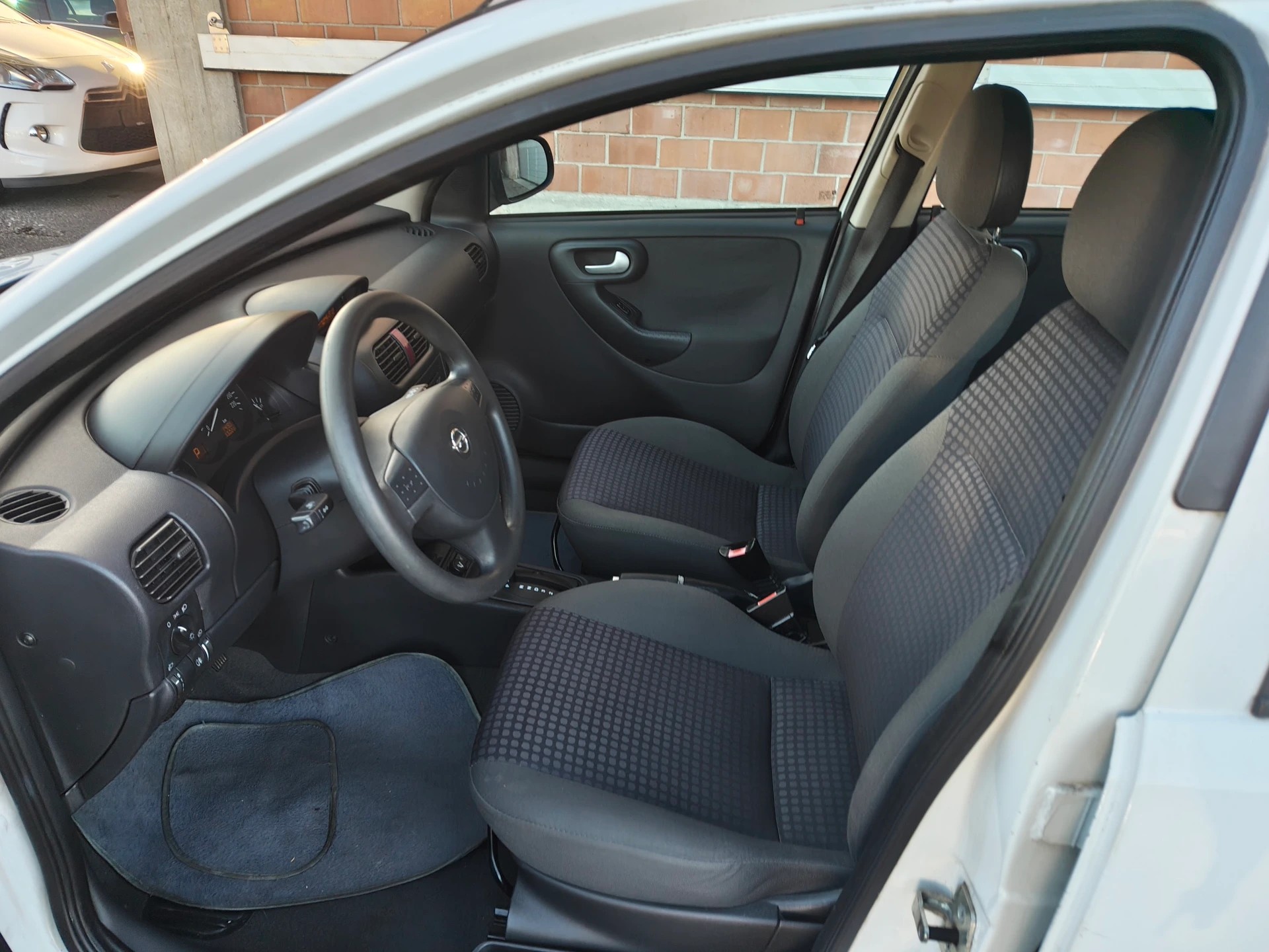 OPEL Corsa 1.4 16V Elegance-image-1