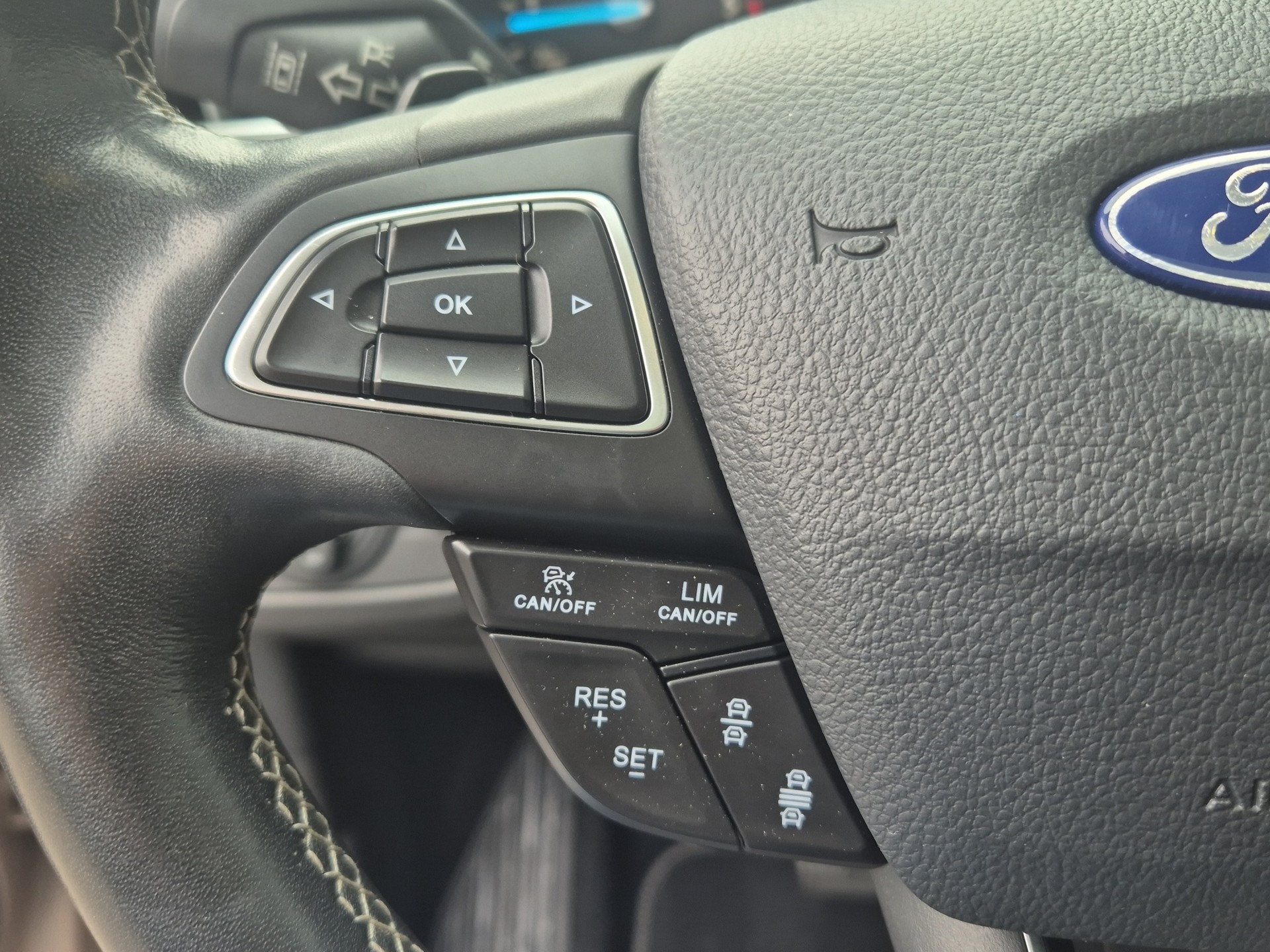 FORD Kuga 2.0 TDCi Vignale 4WD PowerShift-image-17