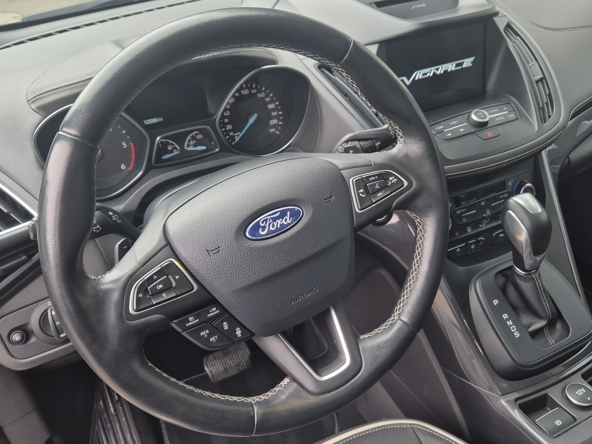 FORD Kuga 2.0 TDCi Vignale 4WD PowerShift-image-12