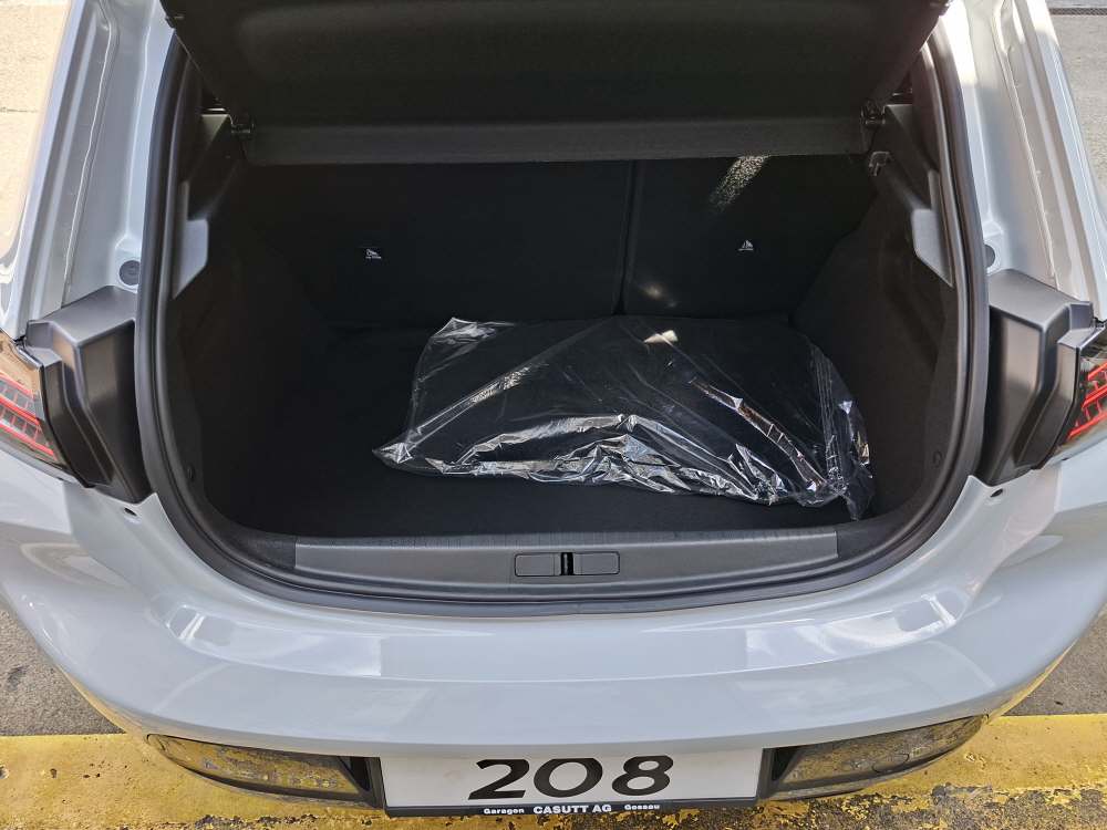 PEUGEOT 208 1.2 Hybrid 145 GT-image-8