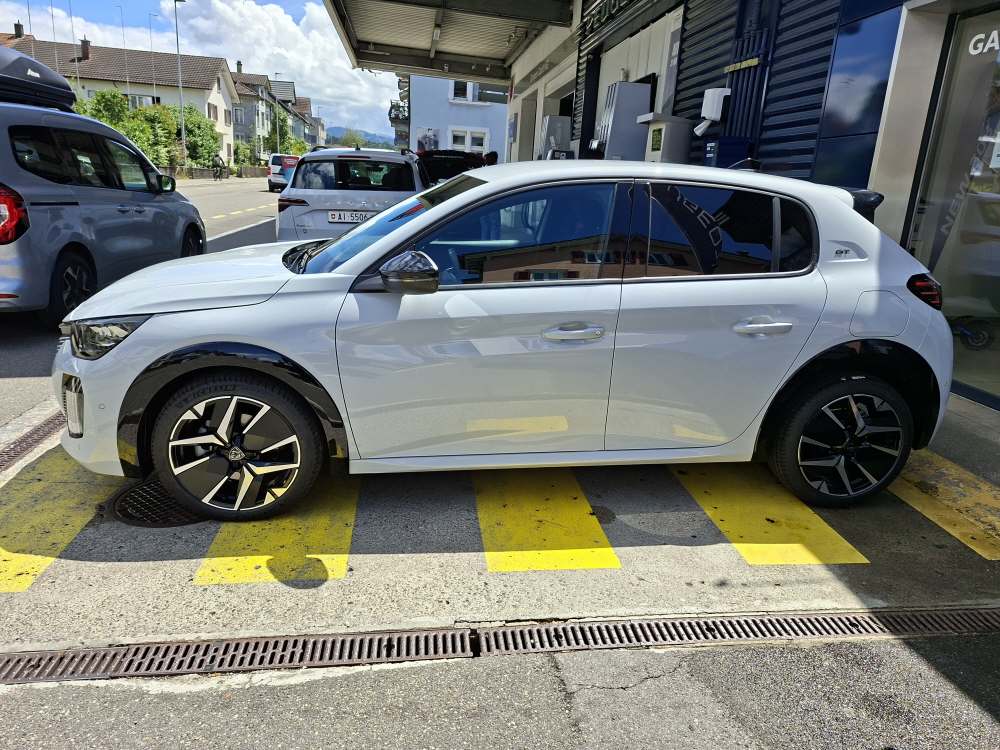 PEUGEOT 208 1.2 Hybrid 145 GT-showroom-element-3