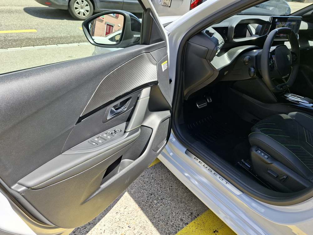 PEUGEOT 208 1.2 Hybrid 145 GT-image-10
