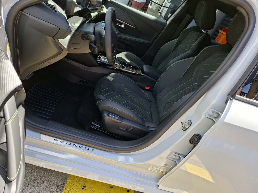PEUGEOT 208 1.2 Hybrid 145 GT-image-6