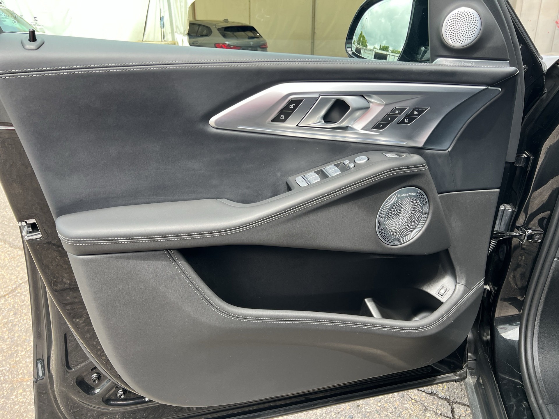 BMW XM xDrive 50e PHEV Steptronic-image-16