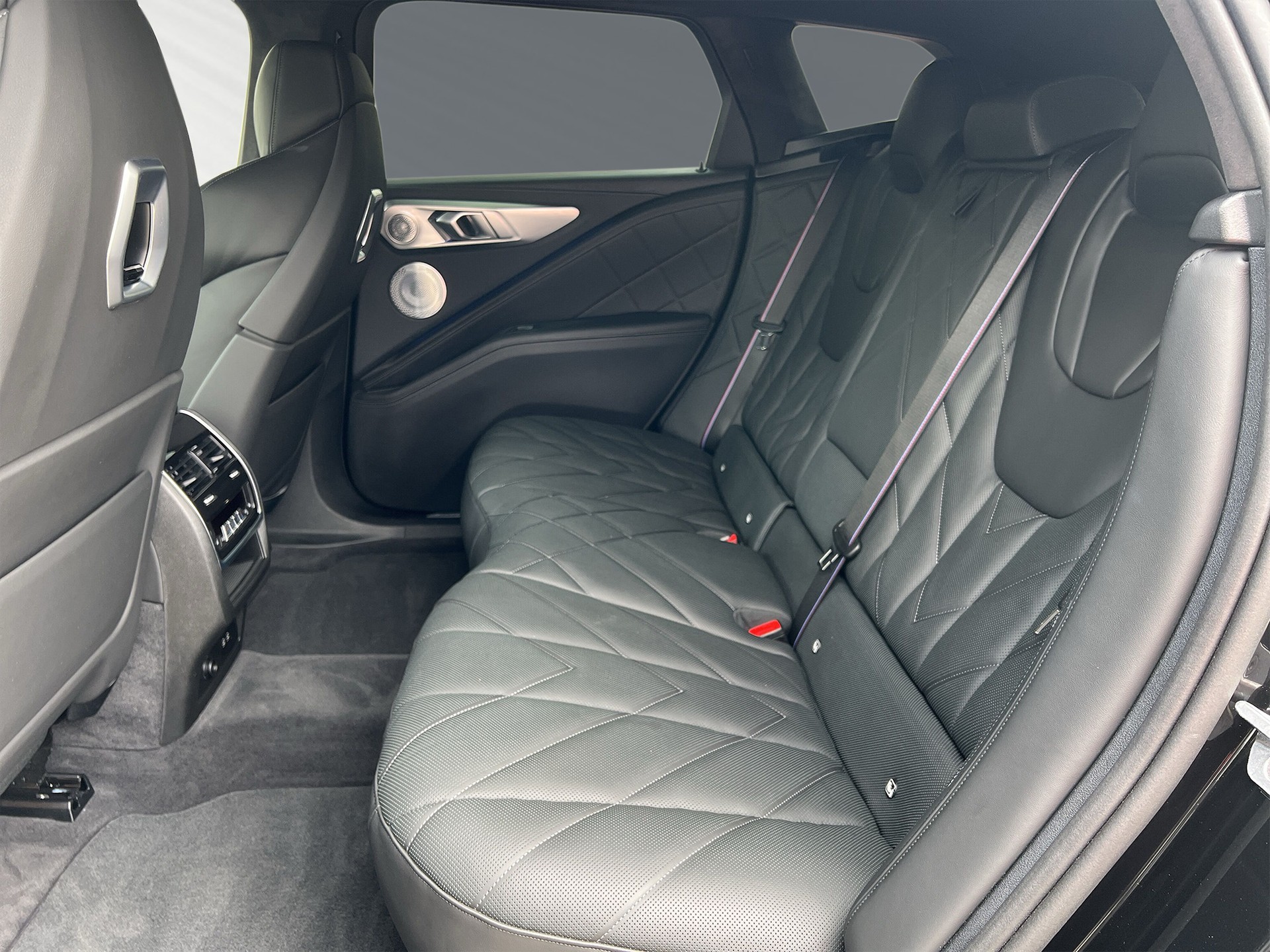 BMW XM xDrive 50e PHEV Steptronic-image-6