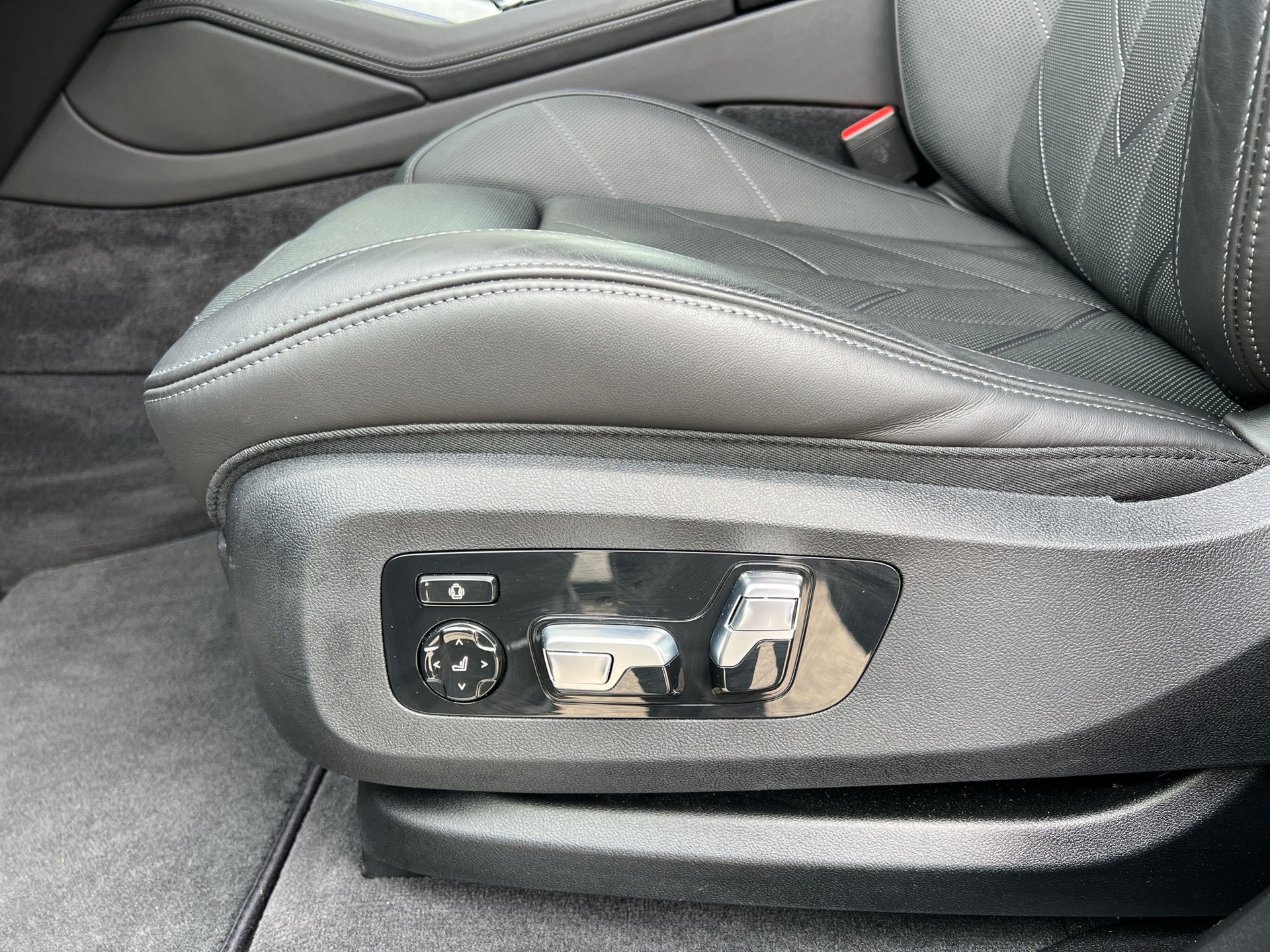 BMW XM xDrive 50e PHEV Steptronic-image-18