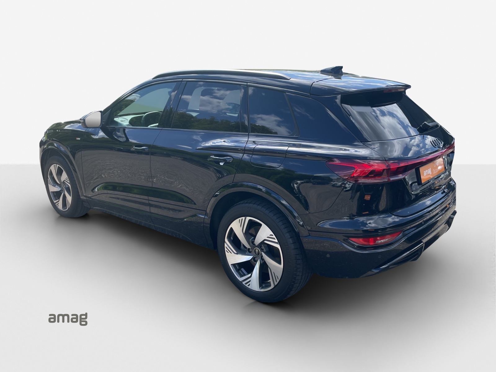 AUDI Q6 e-tron quattro-showroom-element-2