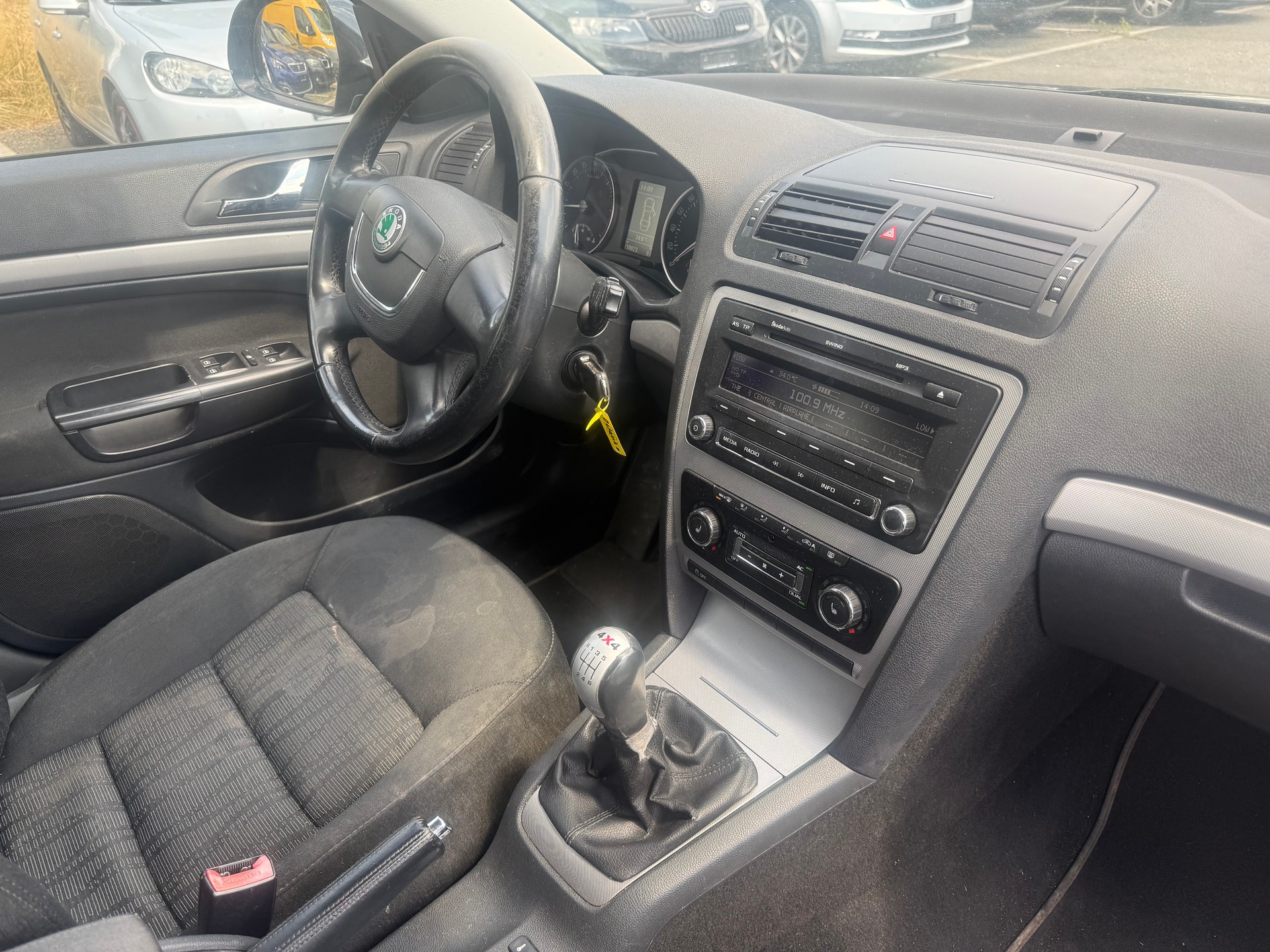 SKODA Octavia Combi 1.6 TDI Adventure 4x4-image-8