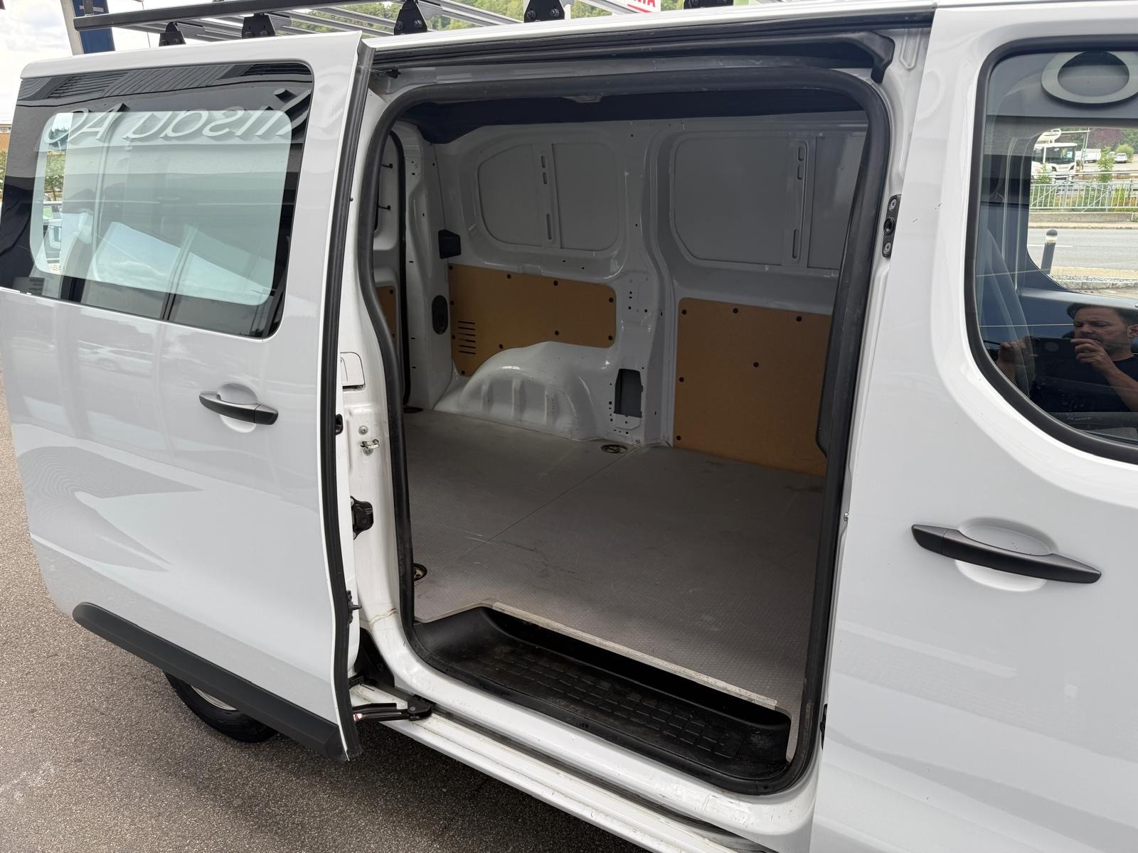 TOYOTA Proace 2.0D Panel Van Medium Active-image-18