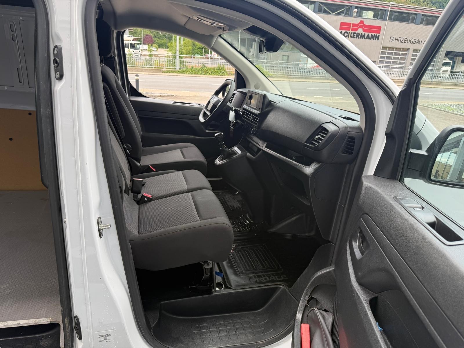 TOYOTA Proace 2.0D Panel Van Medium Active-image-16