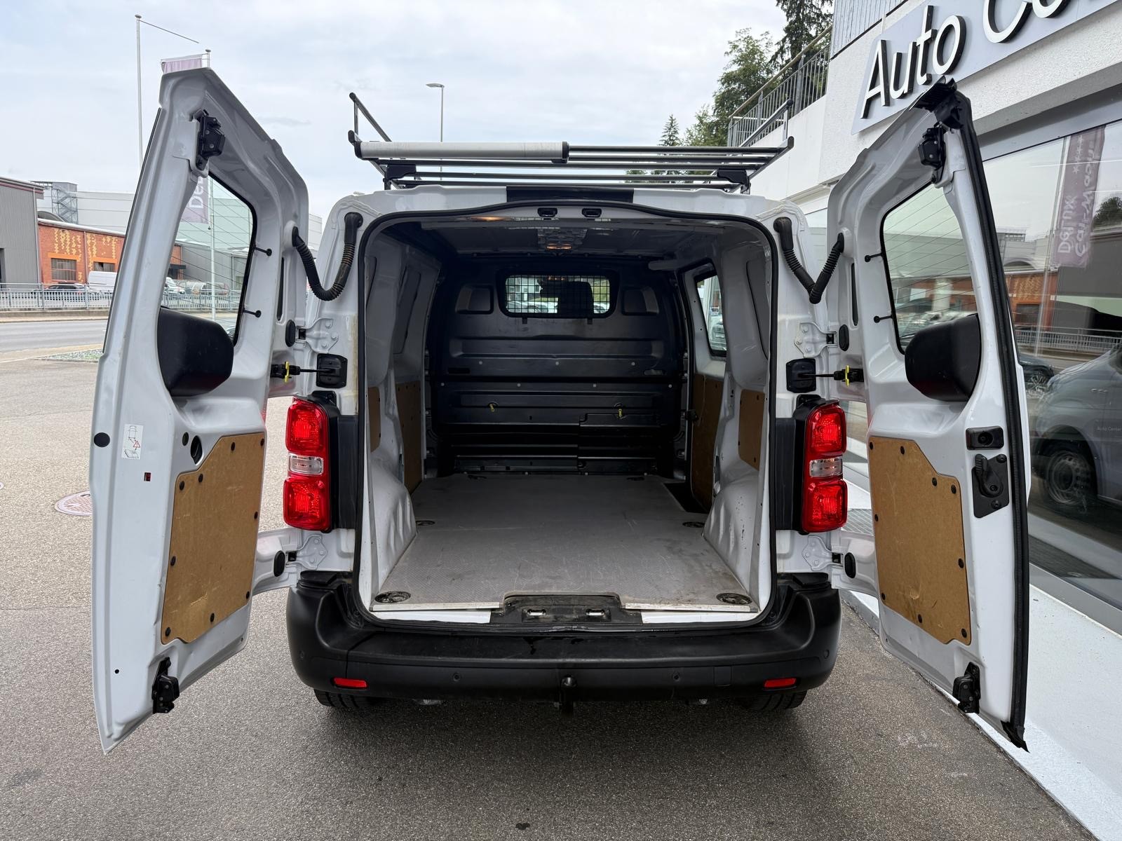 TOYOTA Proace 2.0D Panel Van Medium Active-image-15