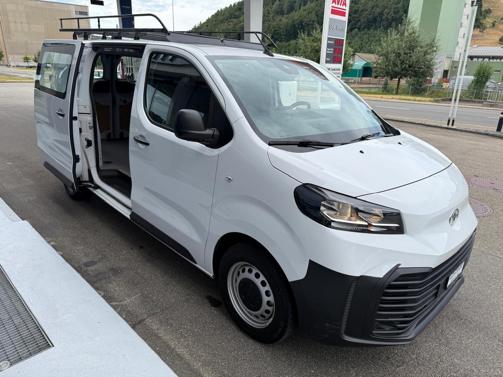 TOYOTA Proace 2.0D Panel Van Medium Active-image-13
