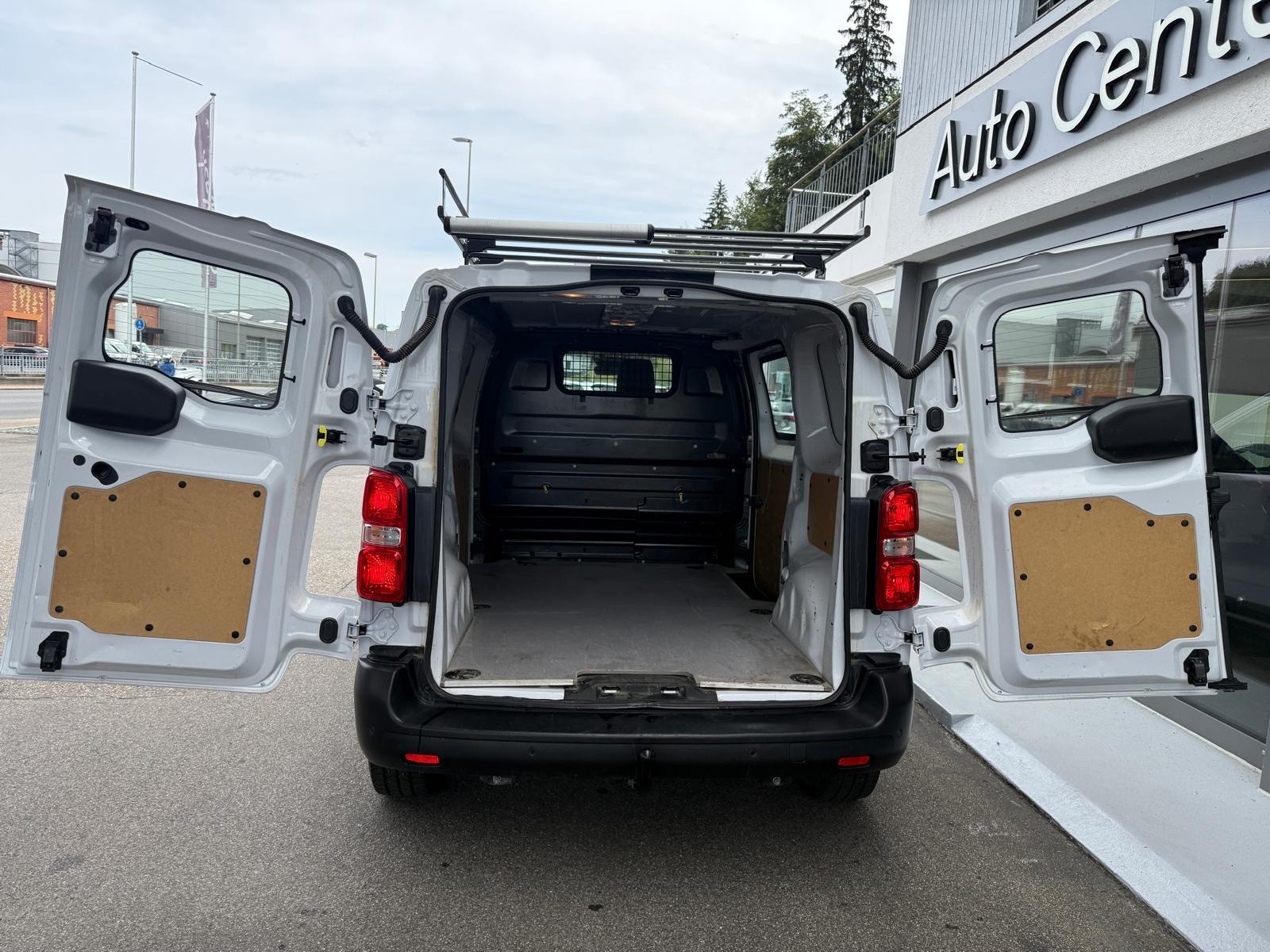 TOYOTA Proace 2.0D Panel Van Medium Active-image-17