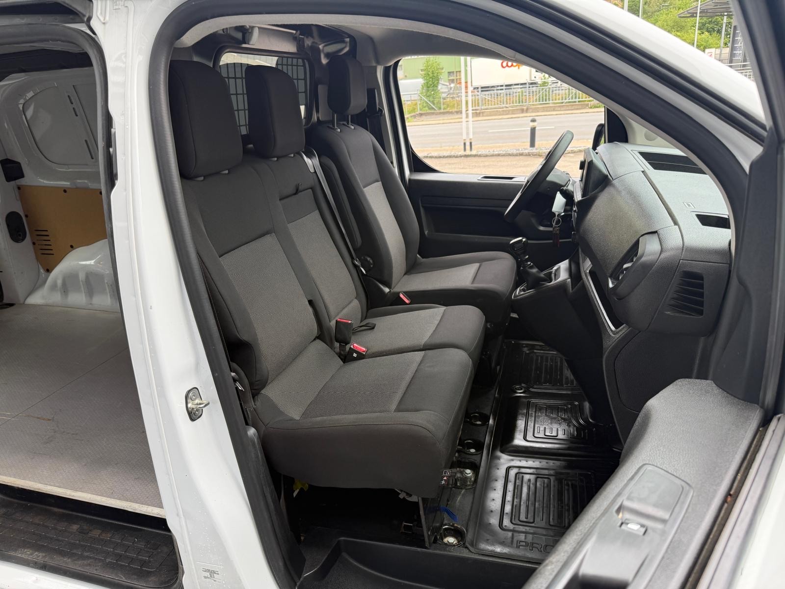 TOYOTA Proace 2.0D Panel Van Medium Active-image-10