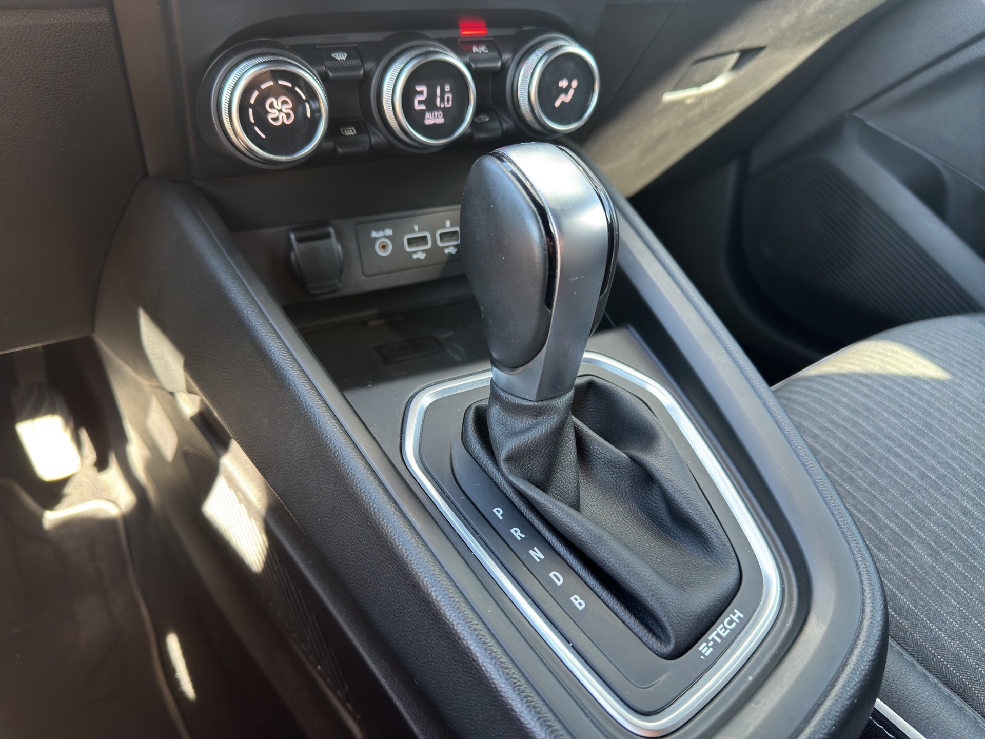 RENAULT Clio 1.6 E-Tech Zen-image-14