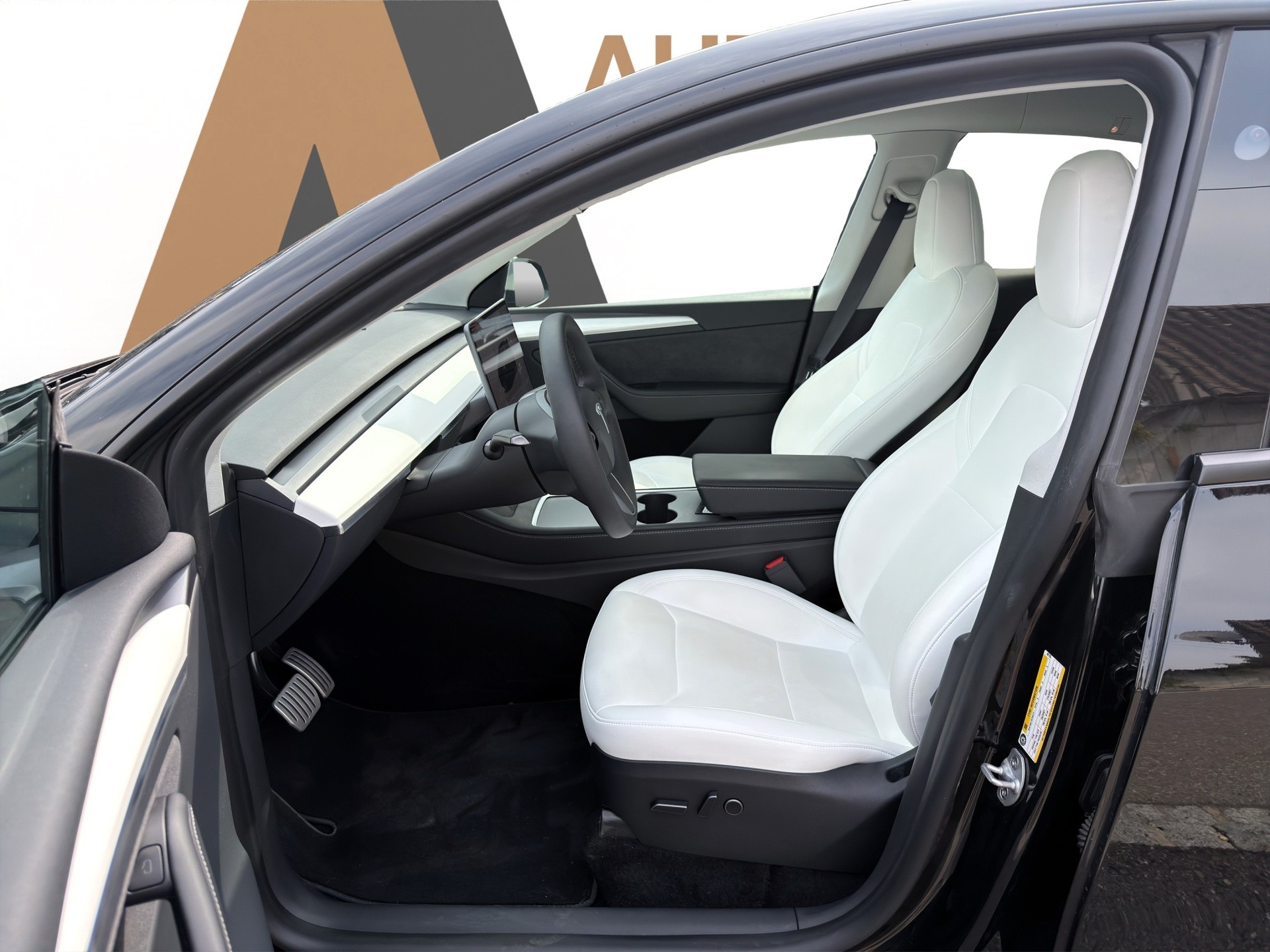TESLA Model Y Performance D Premium White Interior SOC 95.5-image-9