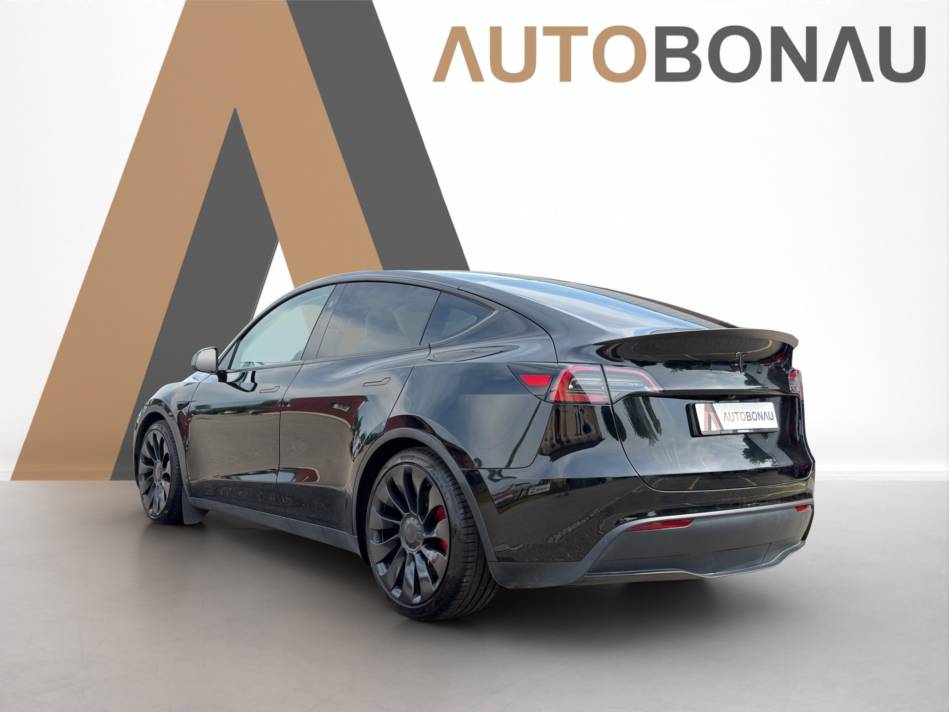 TESLA Model Y Performance D Premium White Interior SOC 95.5-showroom-element-3
