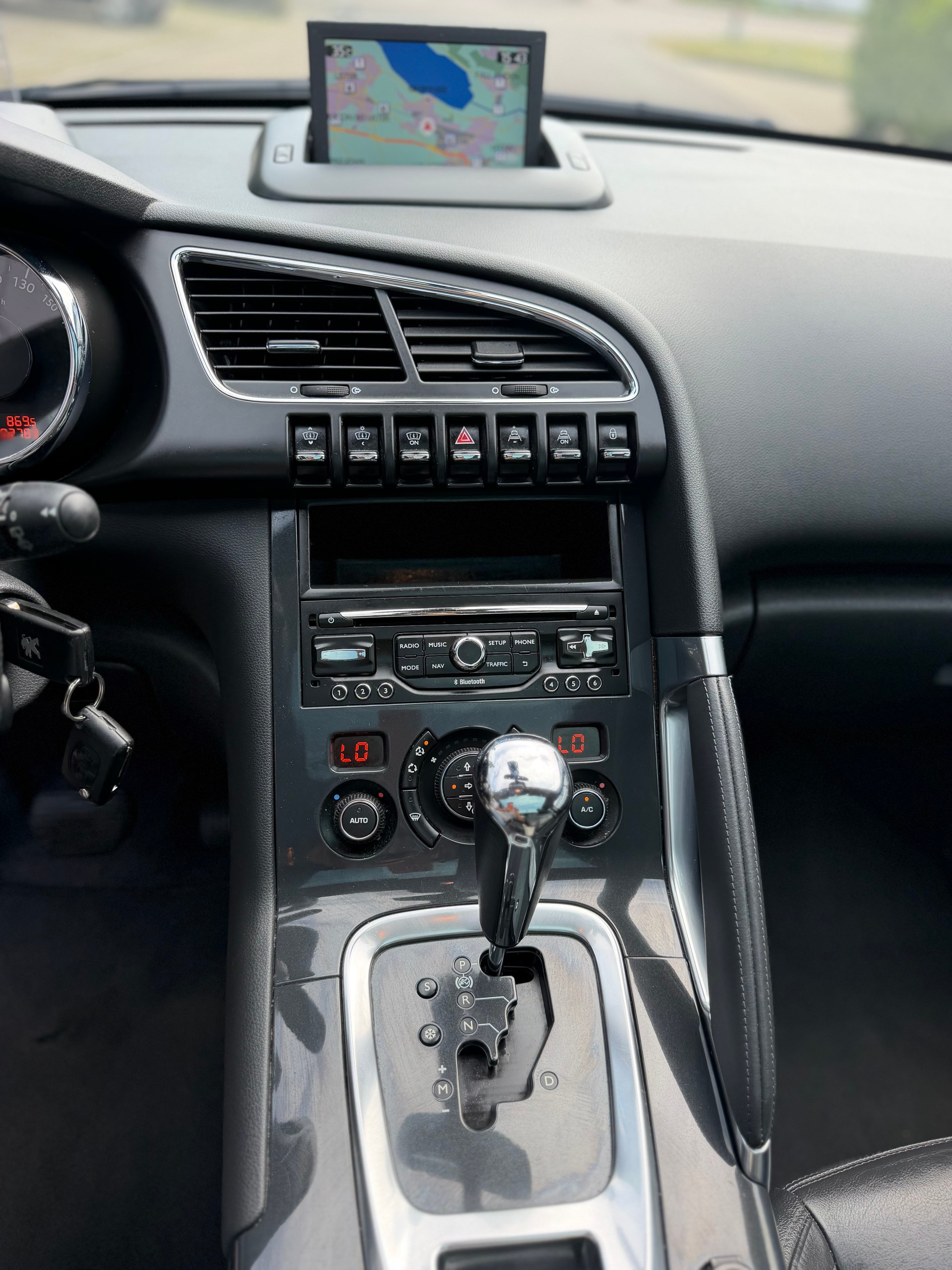 PEUGEOT 3008 2.0 HDI Style Tiptronic-image-19