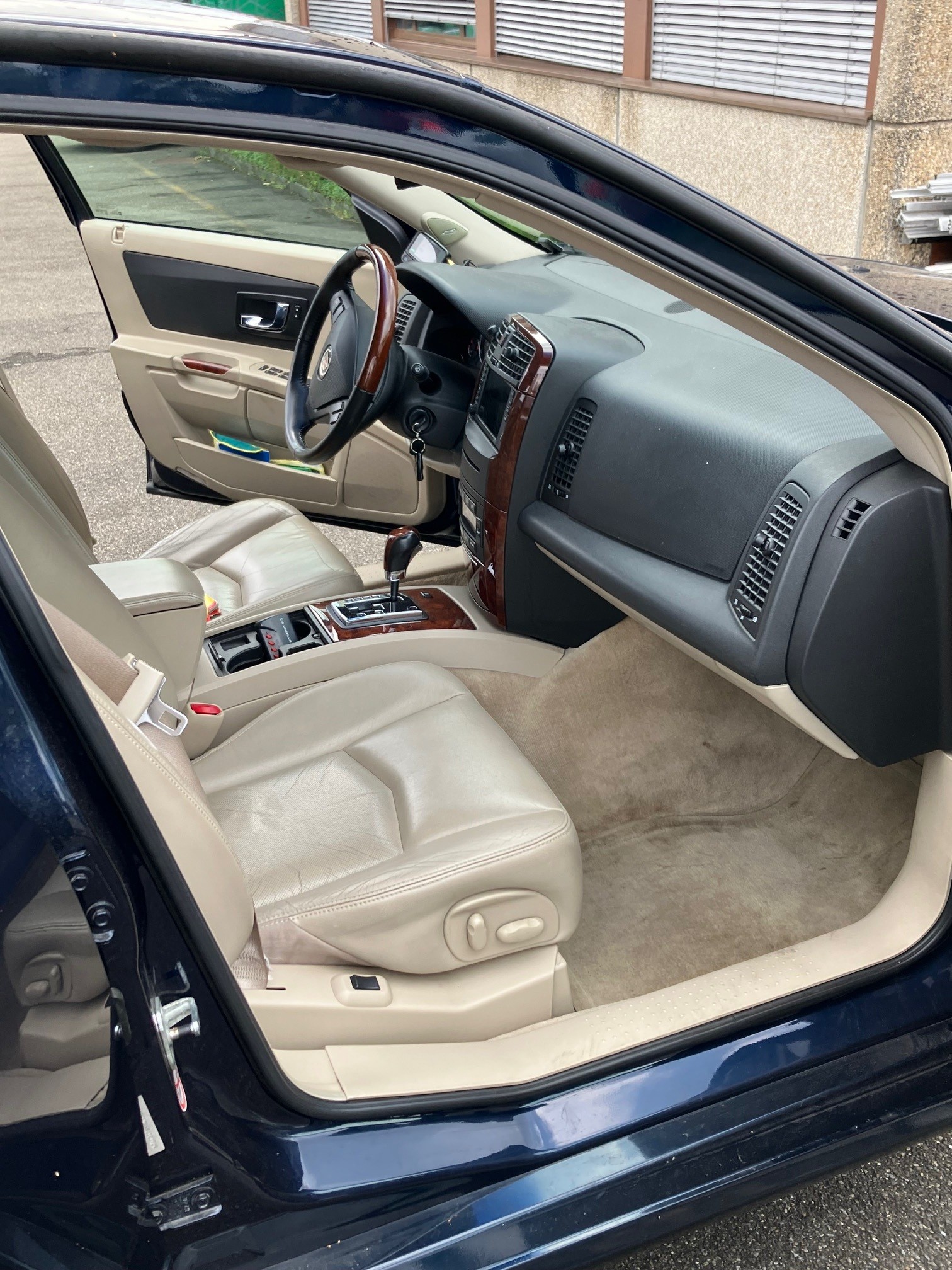 CADILLAC 4.6 V8 Sport Luxury 4WD-image-1