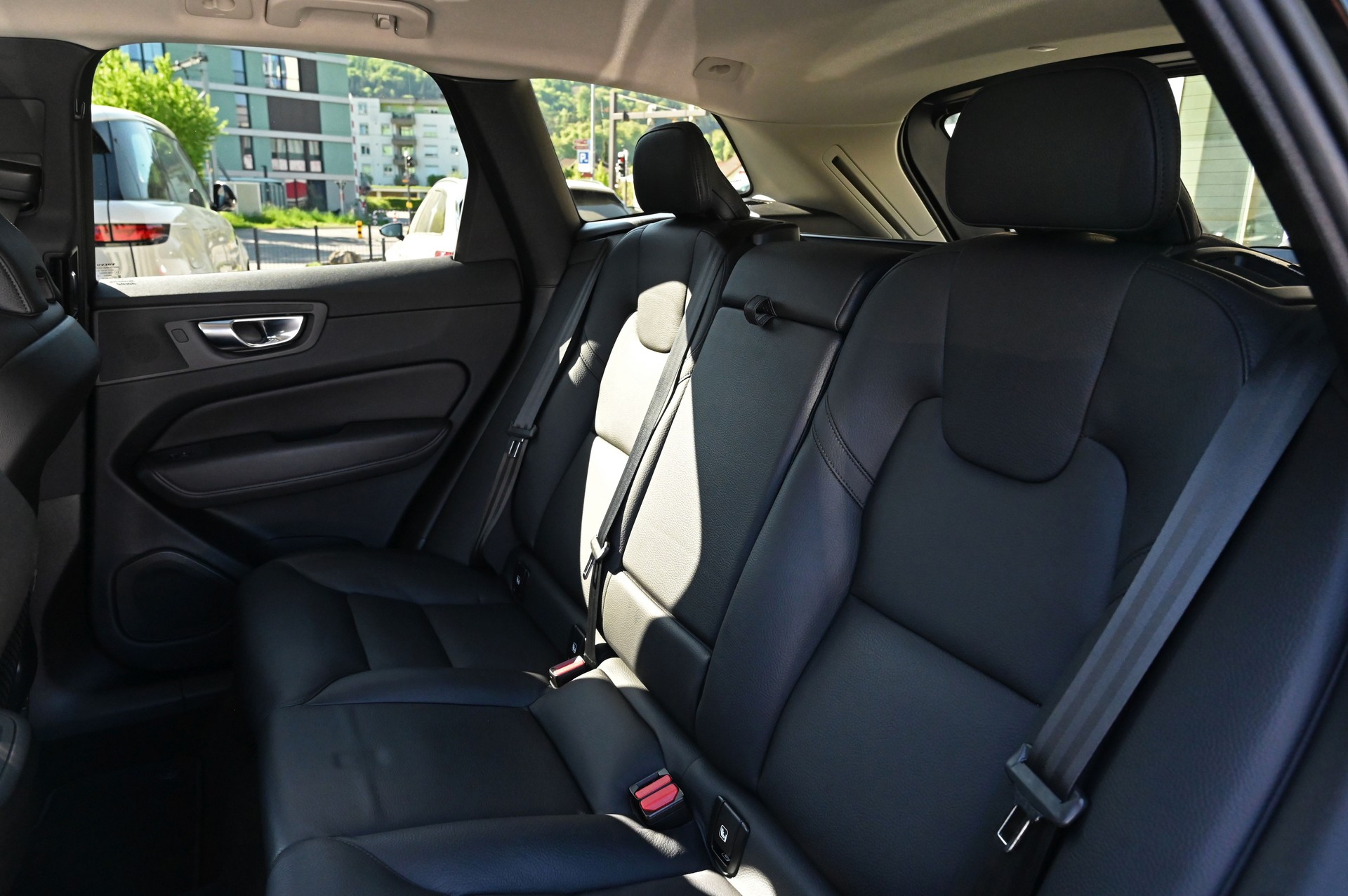 VOLVO XC60 B4 Diesel Mild Hybrid AWD Plus Dark Geartronic-image-19