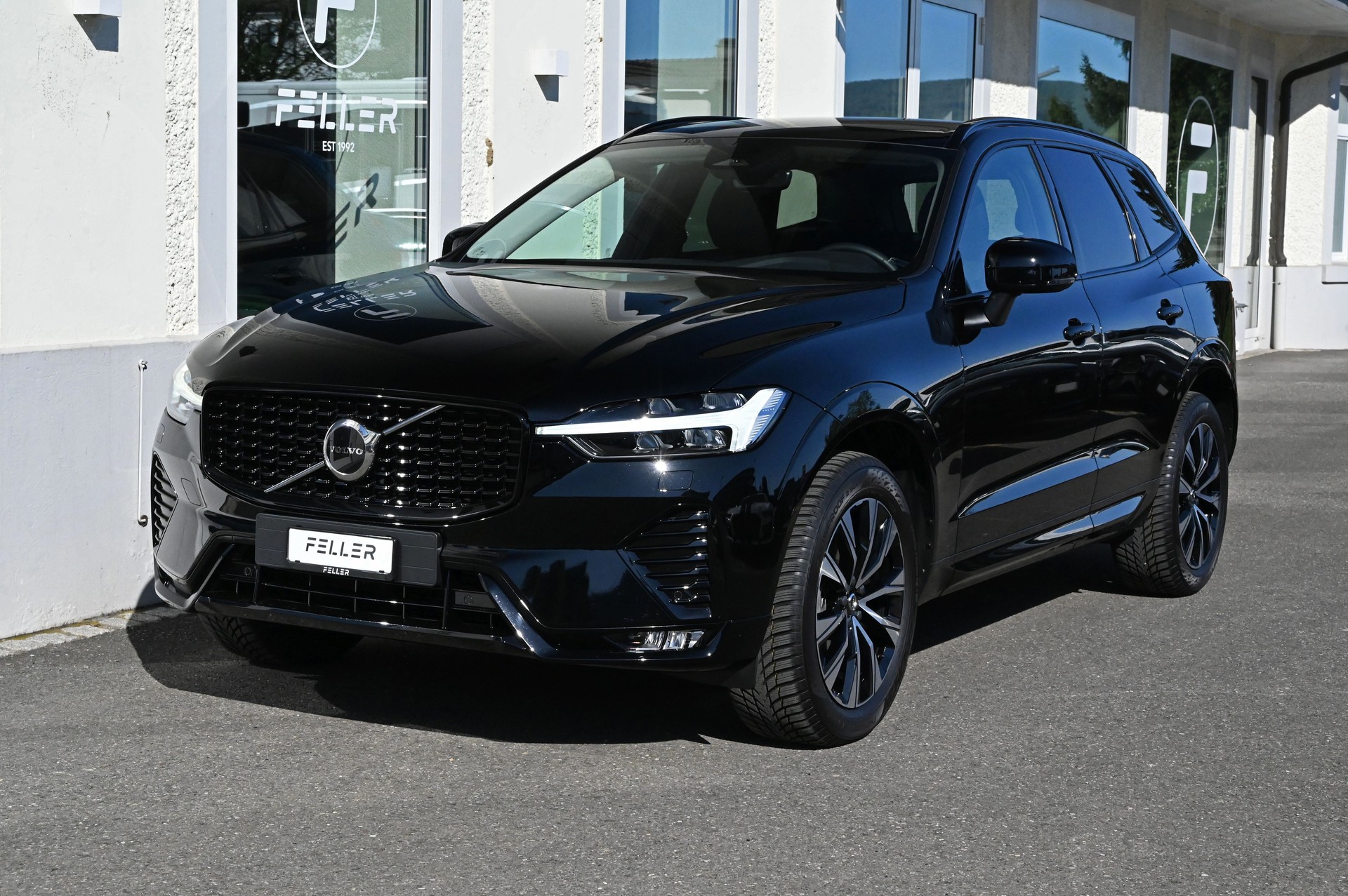 VOLVO XC60 B4 Diesel Mild Hybrid AWD Plus Dark Geartronic-showroom-element-1
