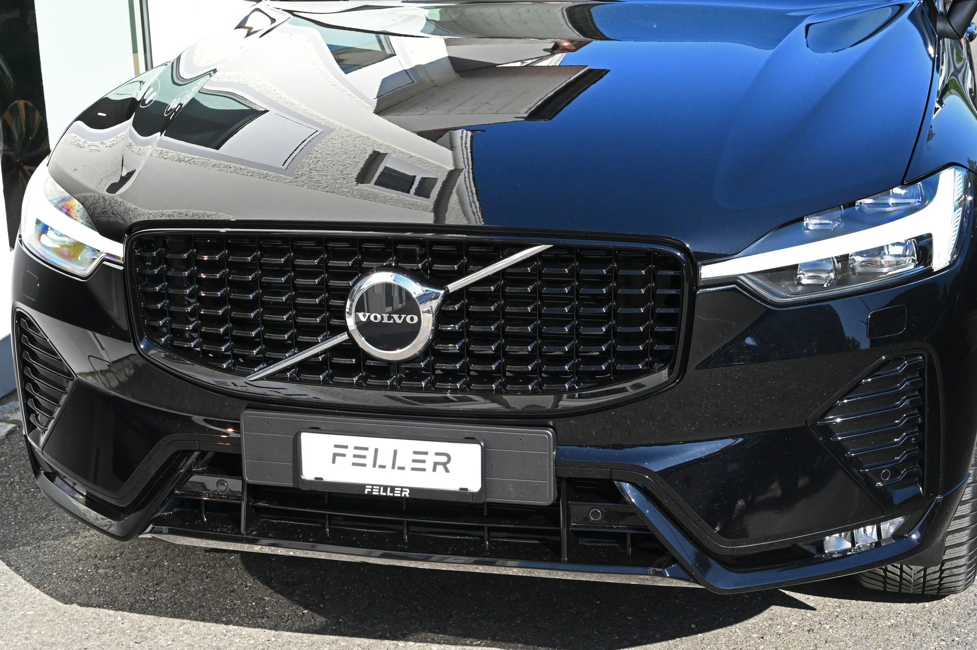 VOLVO XC60 B4 Diesel Mild Hybrid AWD Plus Dark Geartronic-showroom-element-3