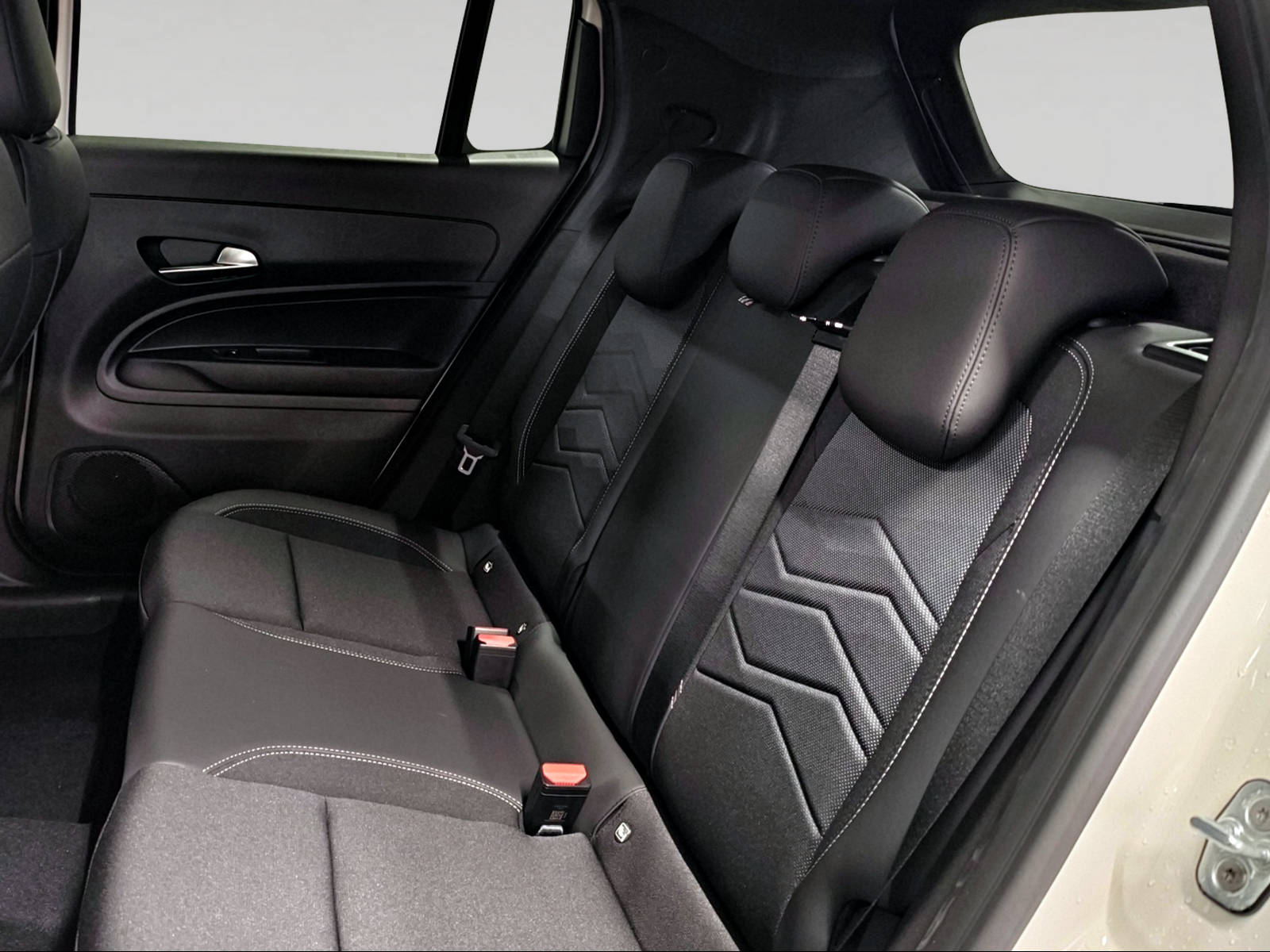 JEEP Avenger 1.2 Turbo MHEV Black Edition-image-8
