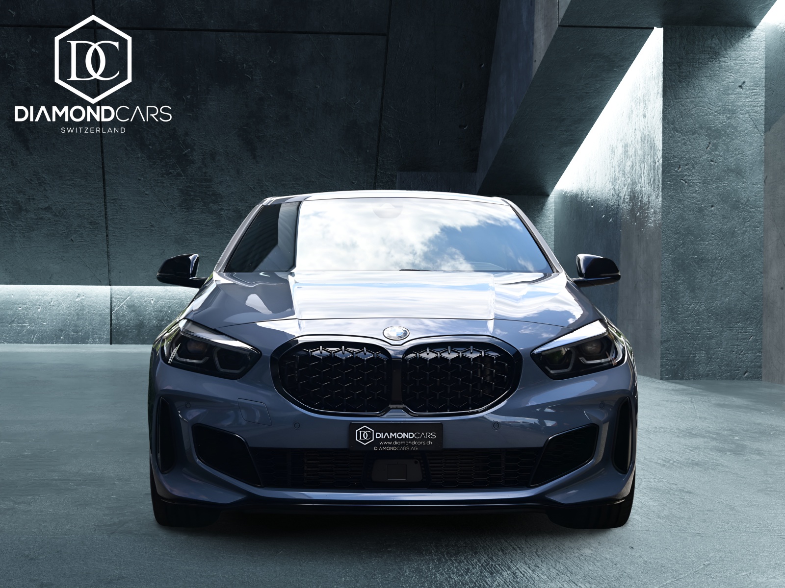 BMW M135i xDrive-showroom-element-1