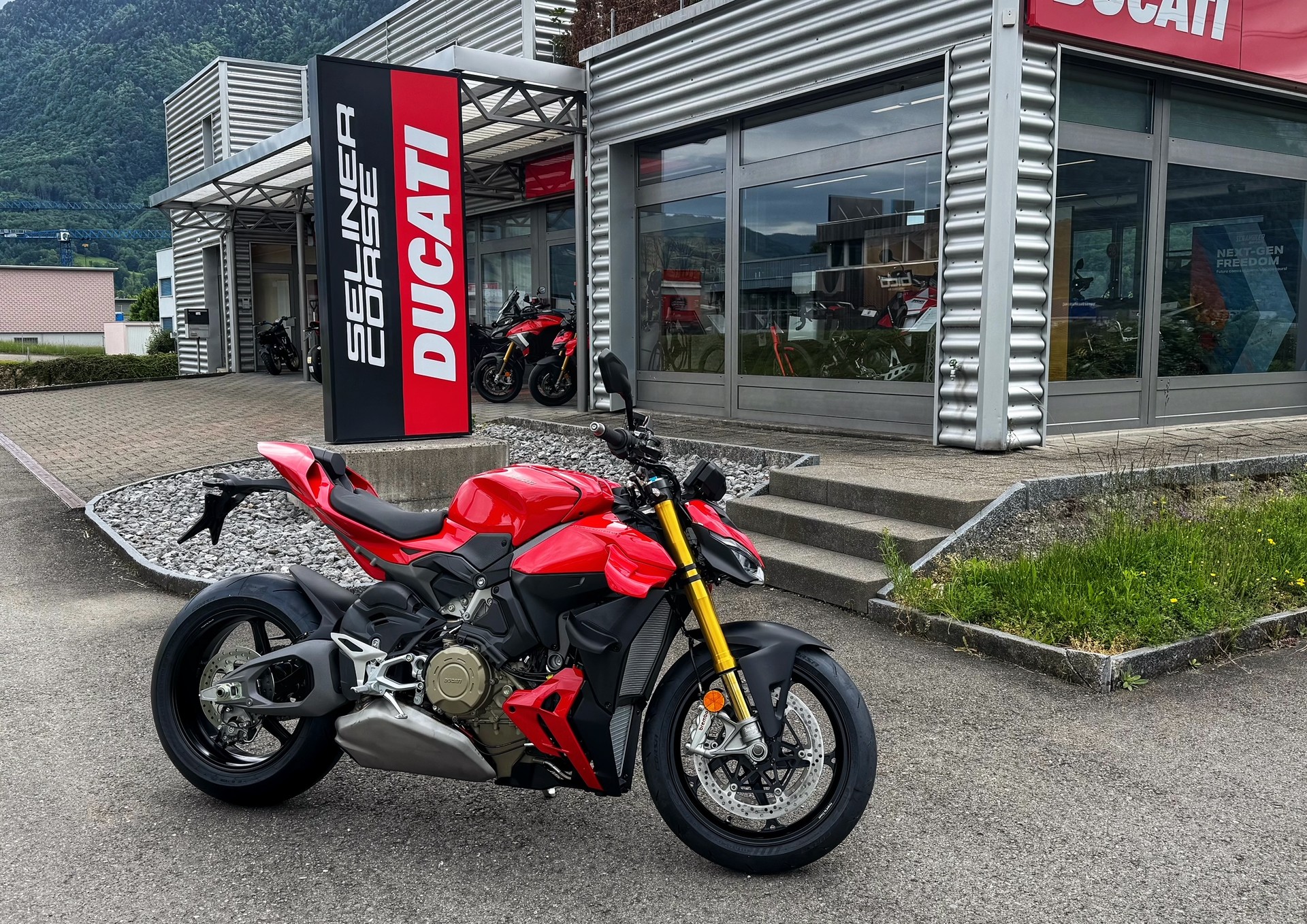 DUCATI Streetfighter V4 S-image-3