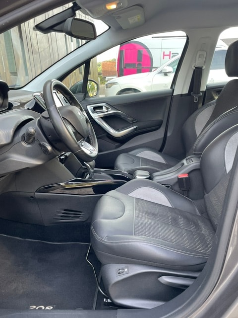 PEUGEOT 2008 1.2 PureTech Allure EAT6-image-15