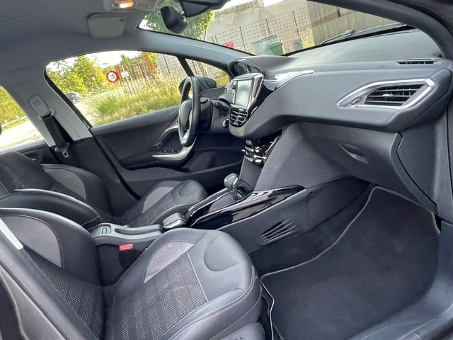 PEUGEOT 2008 1.2 PureTech Allure EAT6-image-25