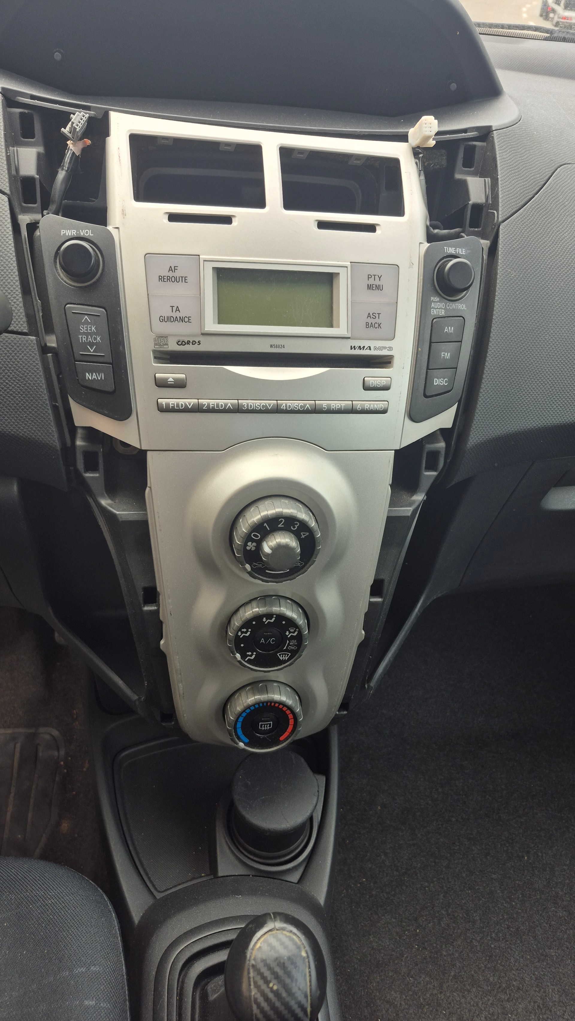 TOYOTA Yaris 1.3 Linea Luna-image-9