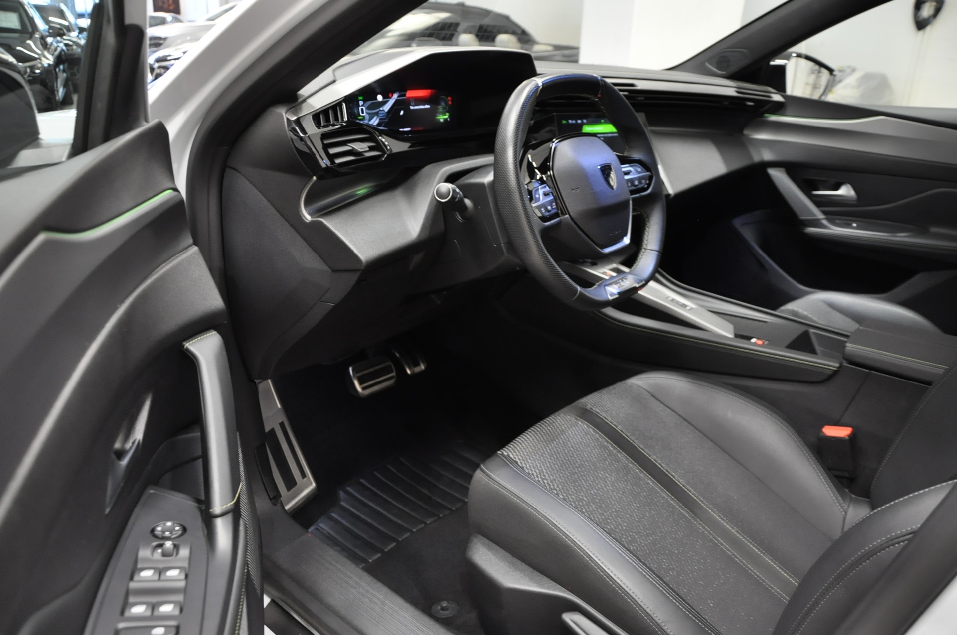PEUGEOT 308 SW 1.2 HEV 145 GT-image-10