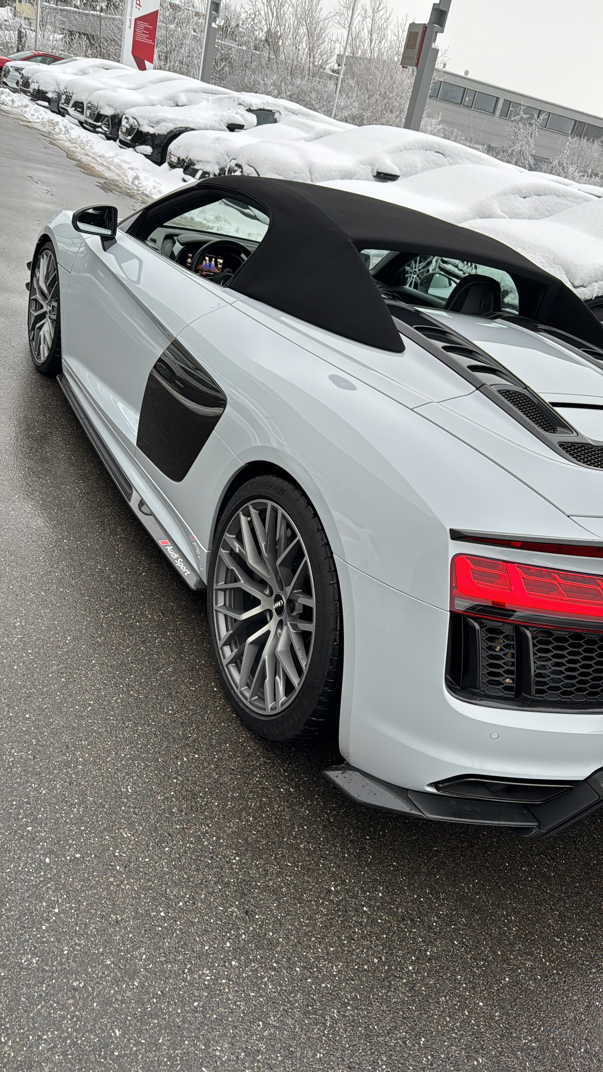 AUDI R8 Spyder 5.2 plus S-Tronic-image-2